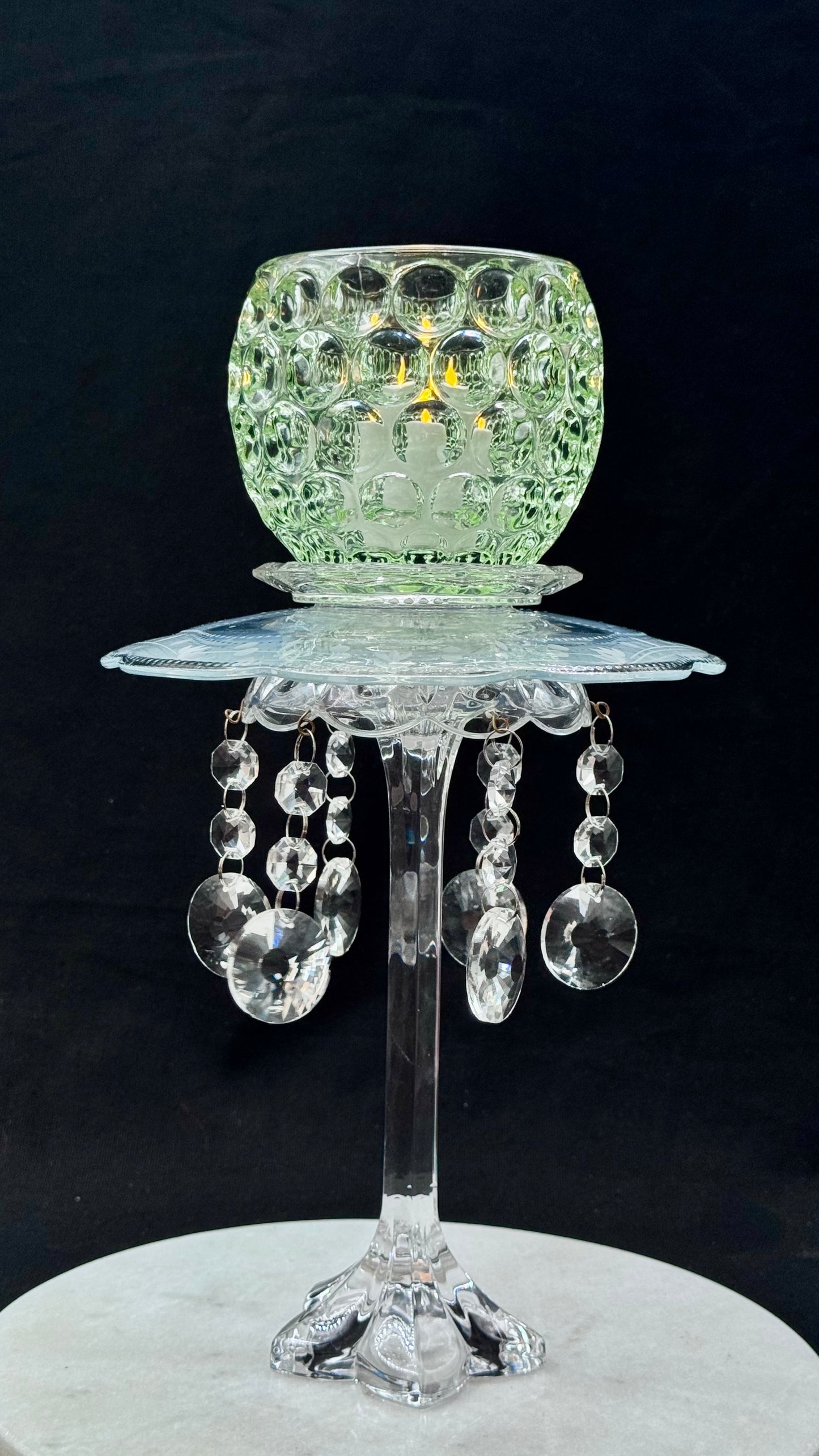 Vintage solcellelampe grønn fot og grønt glassfat med krystallprismer