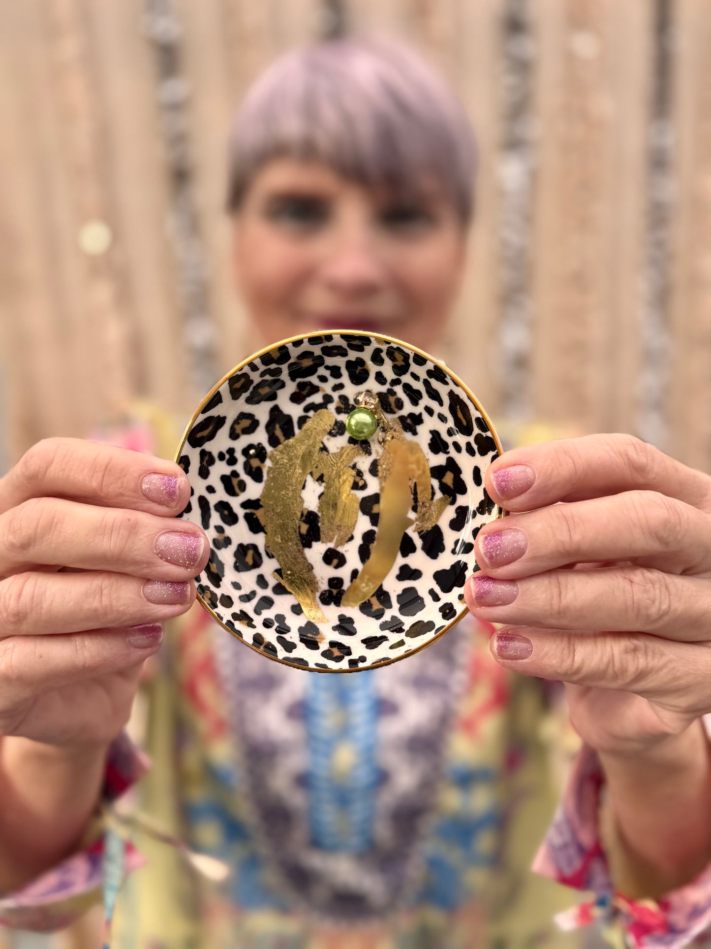 Vulvakunst leofat med limegrønn perle og svart fot