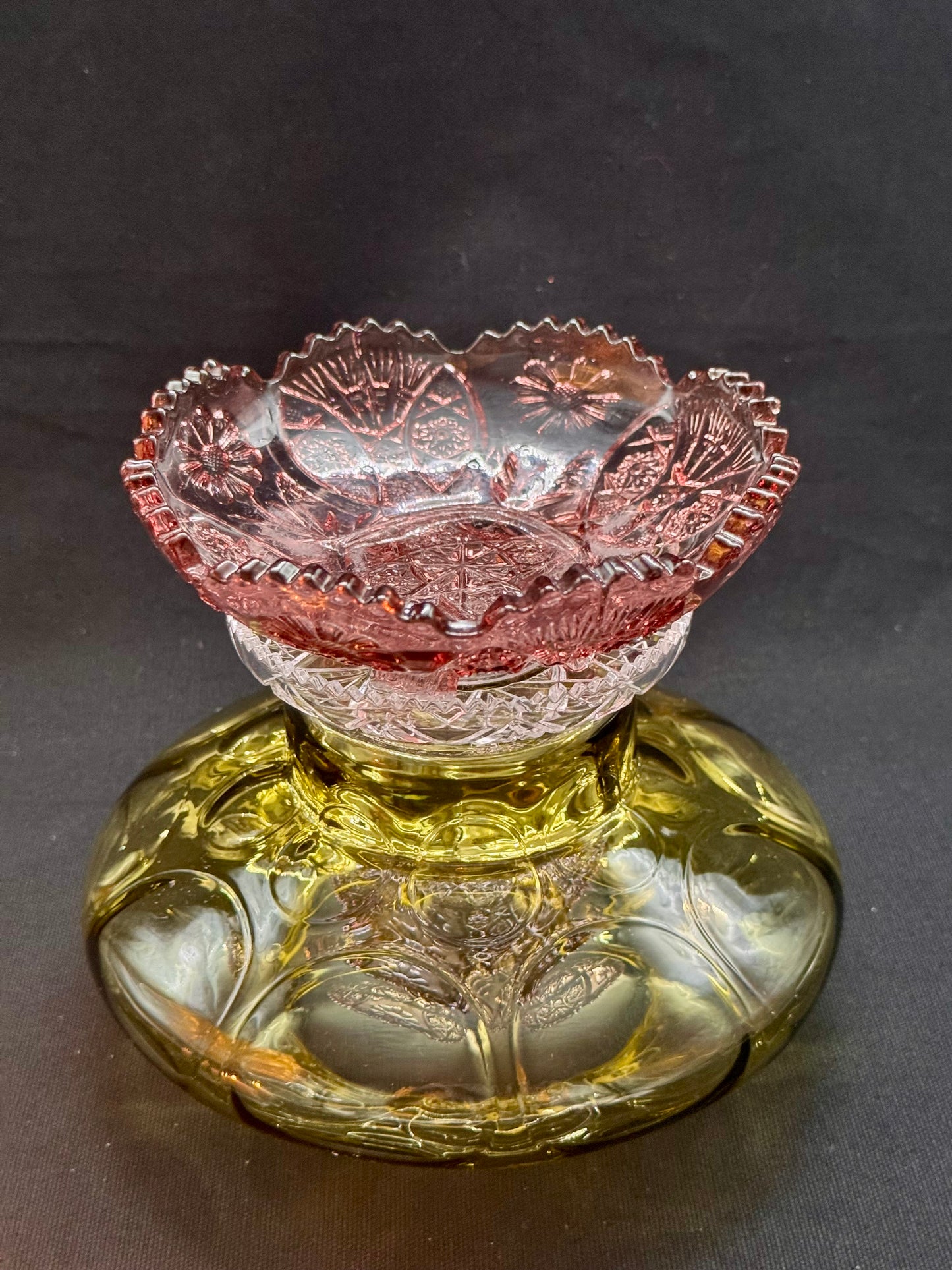 Vintage lyslykt med grønn kuppel og lilla fot