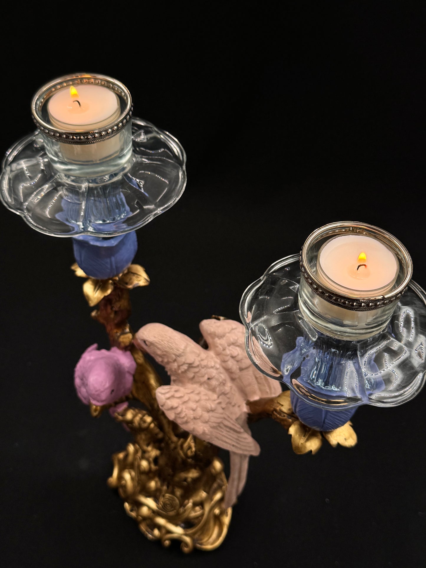 Redesignet Papegøye i gull, rosa og lilla