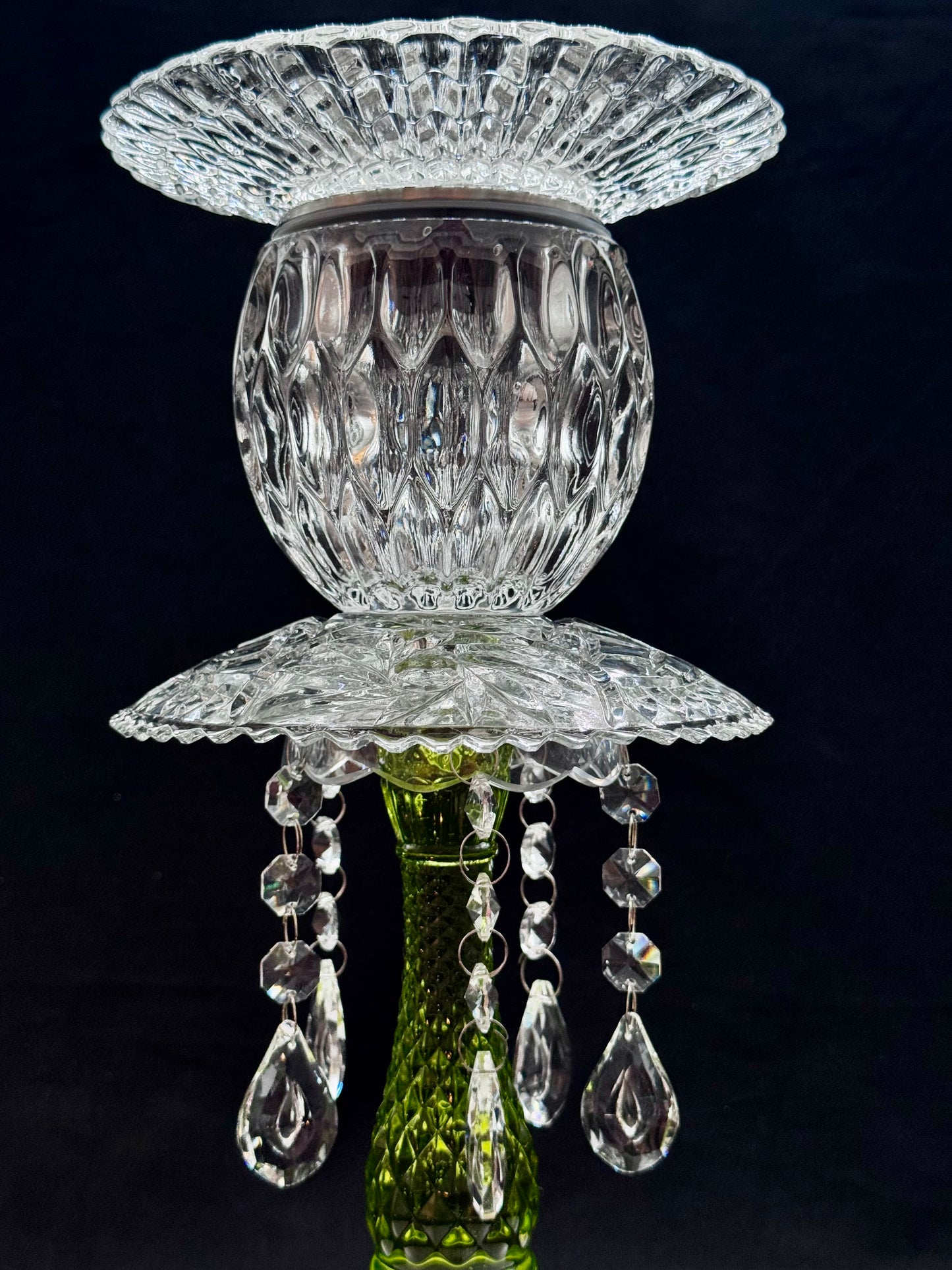 Vintage solcellelampe grønn fot og mønstret glassfat med krystallprismer