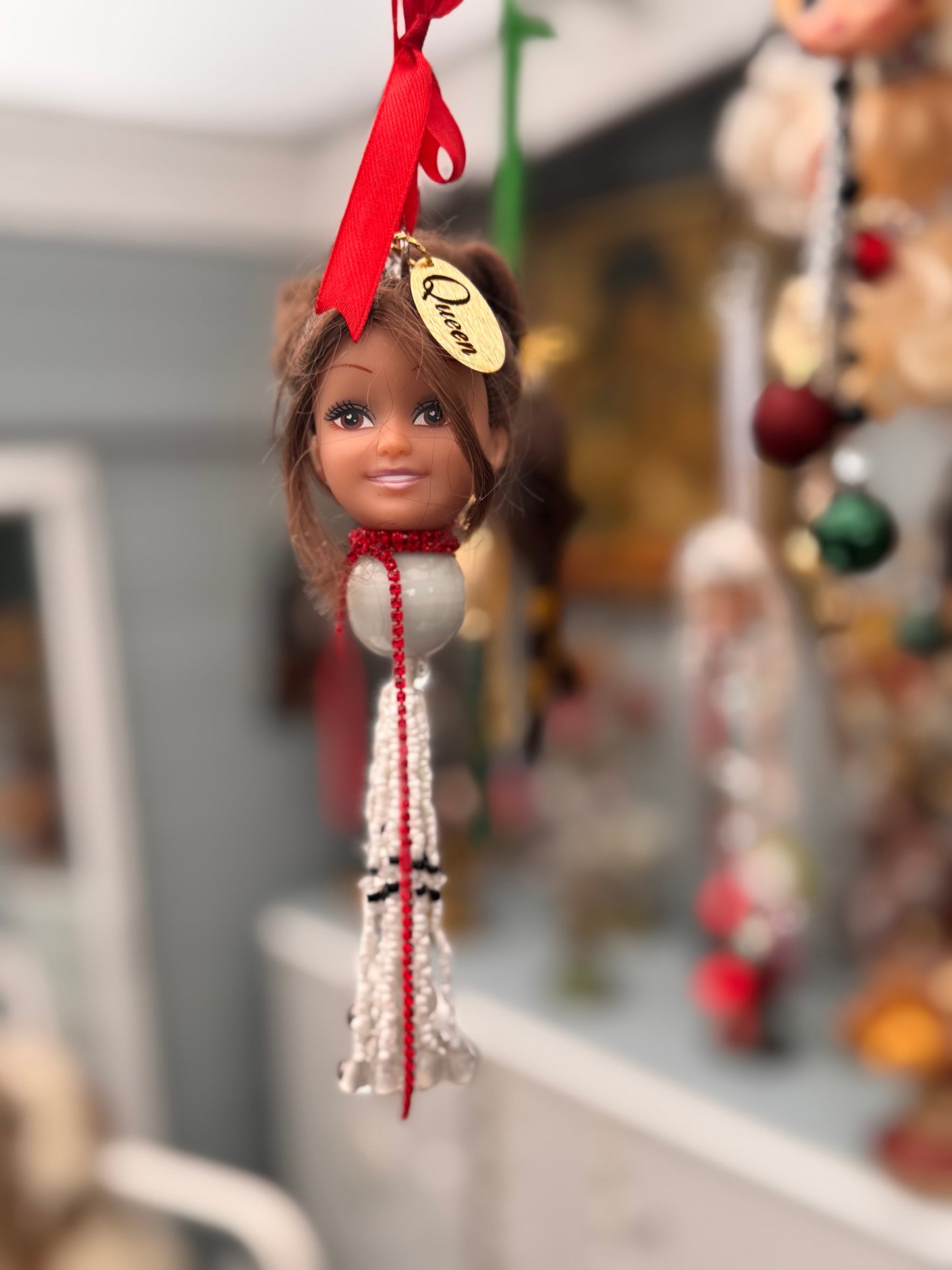 Vintage Barbie julekule «Brunette med hvit pynt og røde innslag»