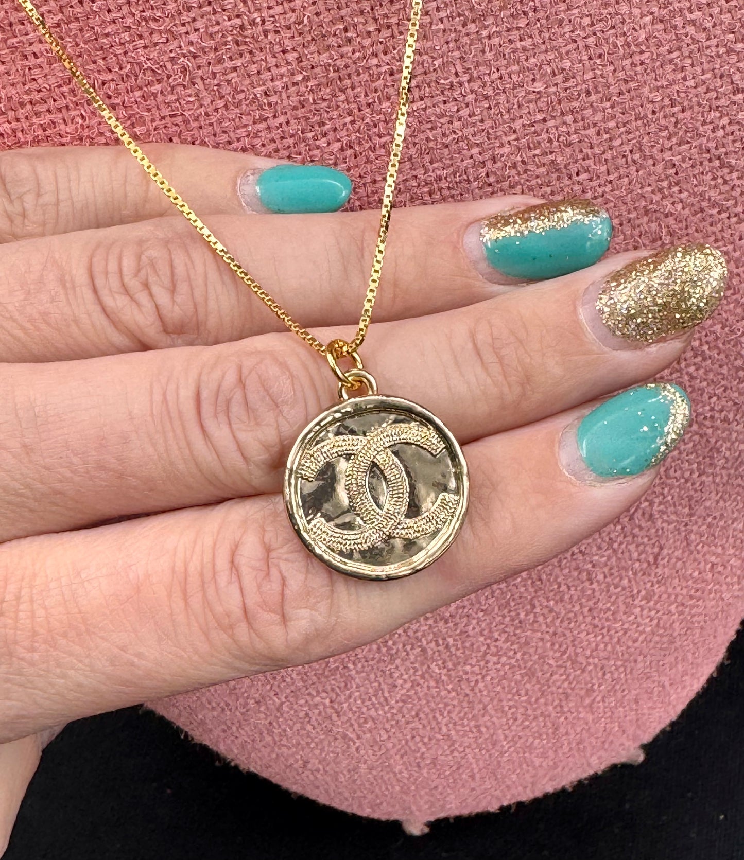 Vintage Chanel smykke gull med blankt bakstykke