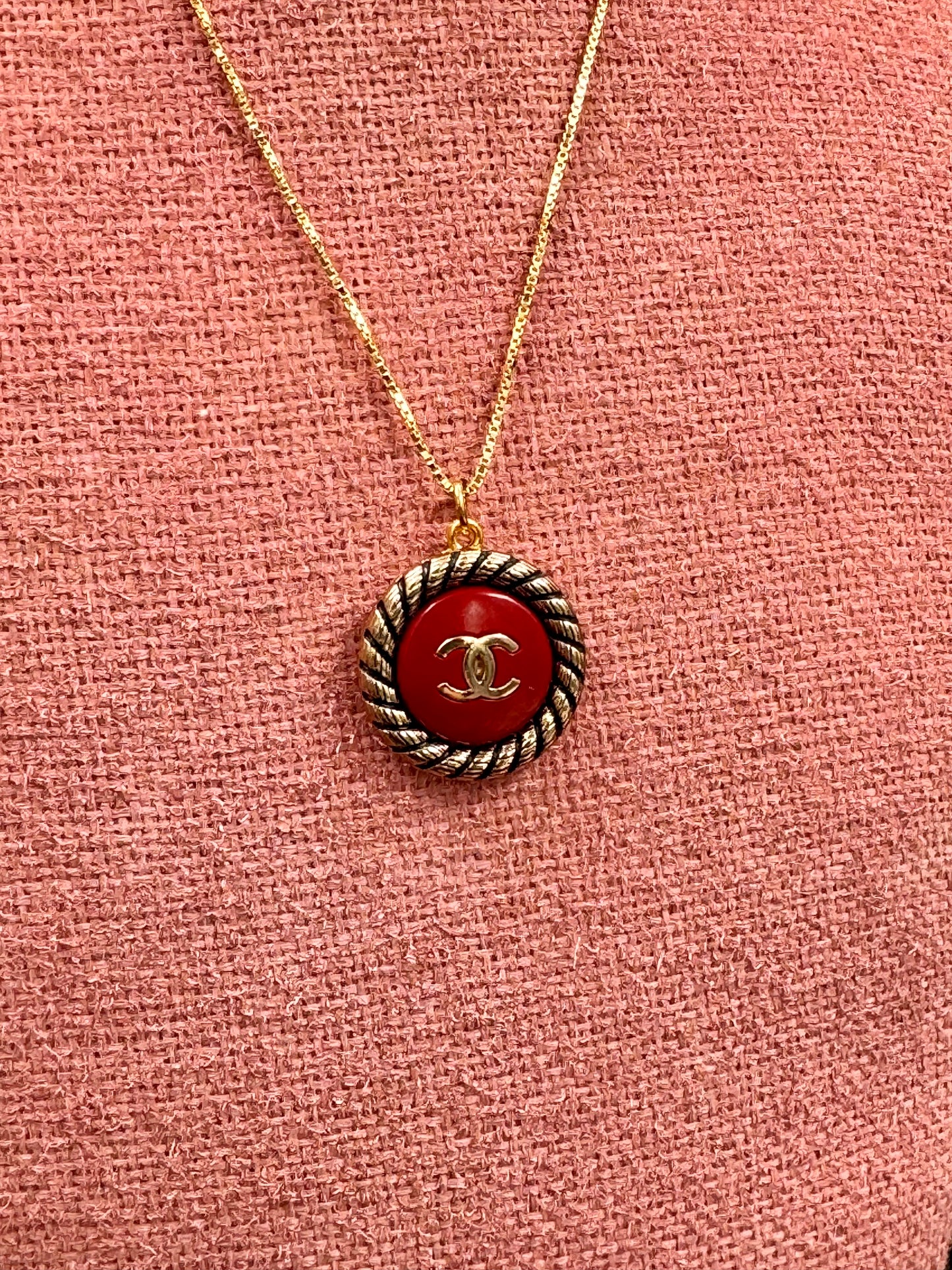 Vintage Chanel smykke i julerød og gull logo