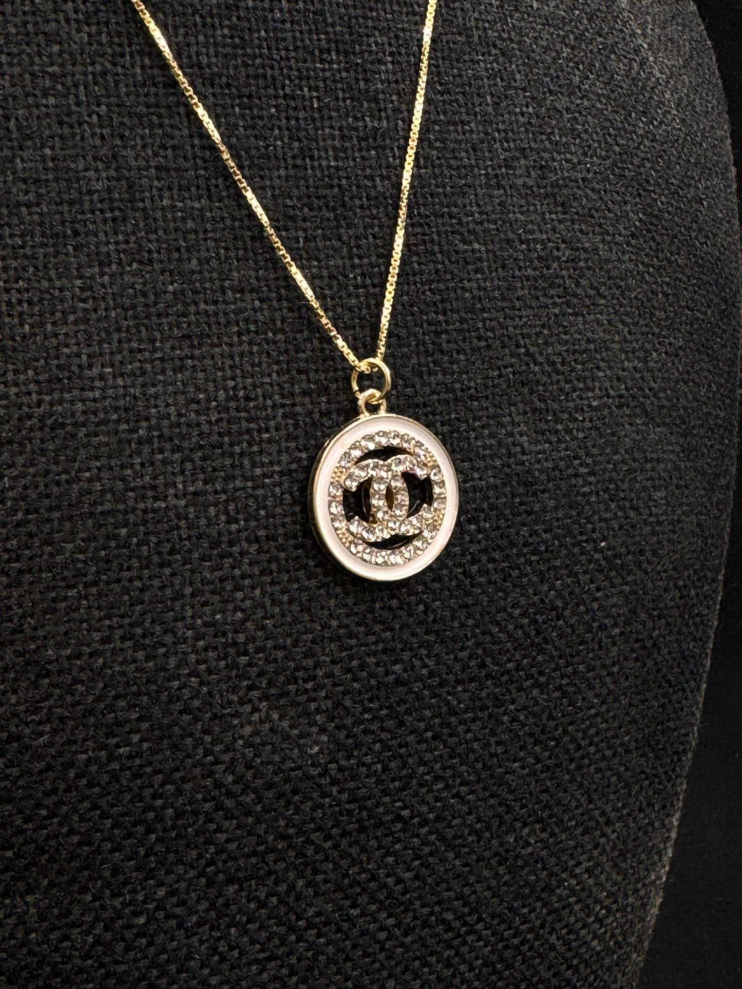 Vintage Chanel smykke gull og hvitt sirkel med stener i CC logo