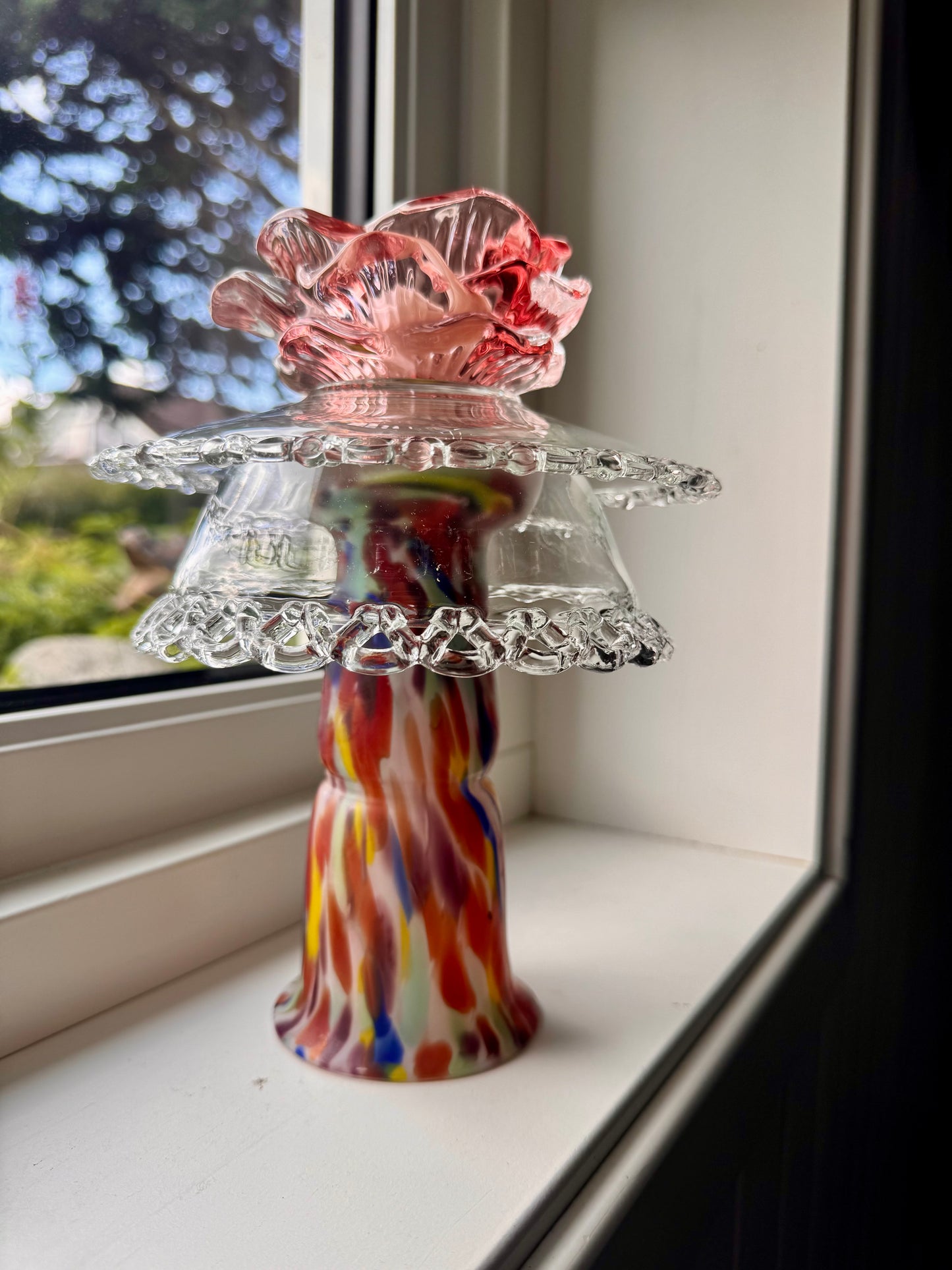 Vintage lysestake med fargerik fot og rosa blomst