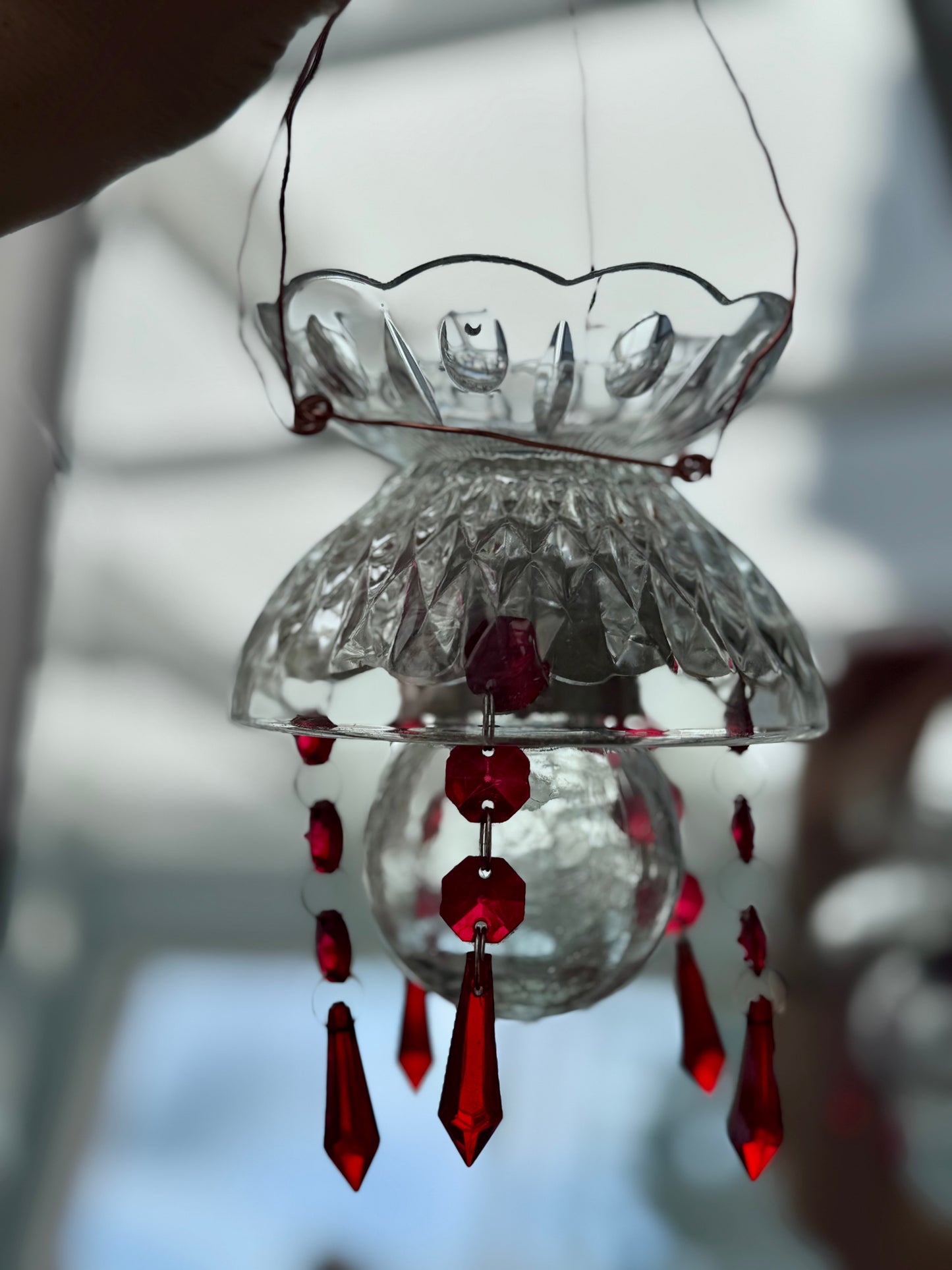 Vintage Solcellelampe hengelykt - klart glass og prismer i rødt