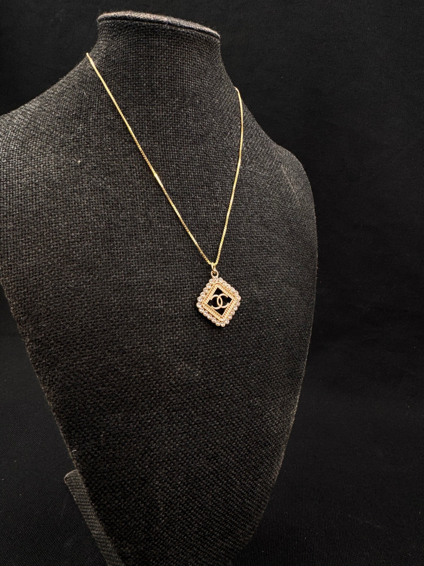 Vintage Chanel smykke gull og diamanter i firkantet form