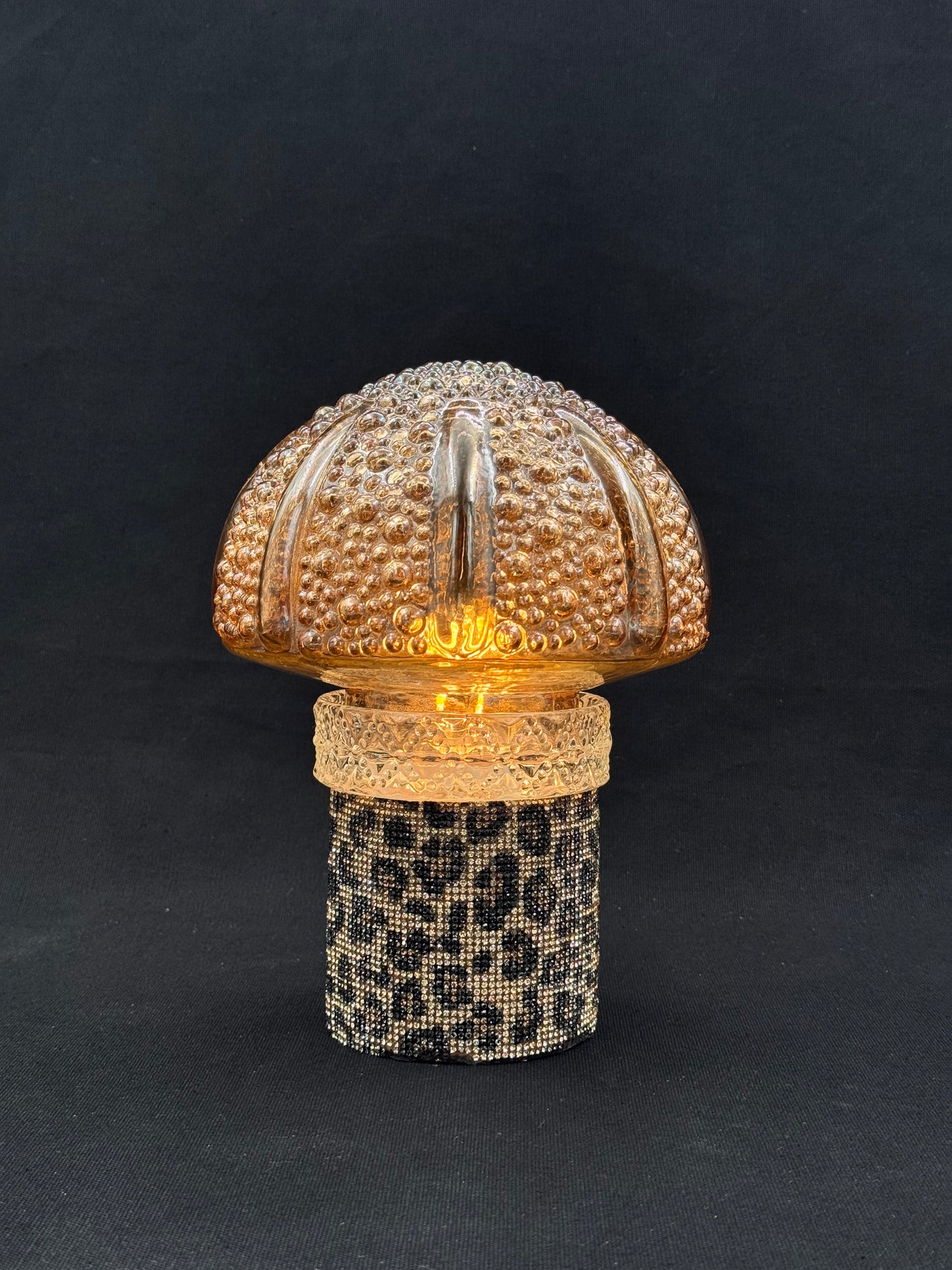 Batterilampe med leomønster og halvrund kuppel