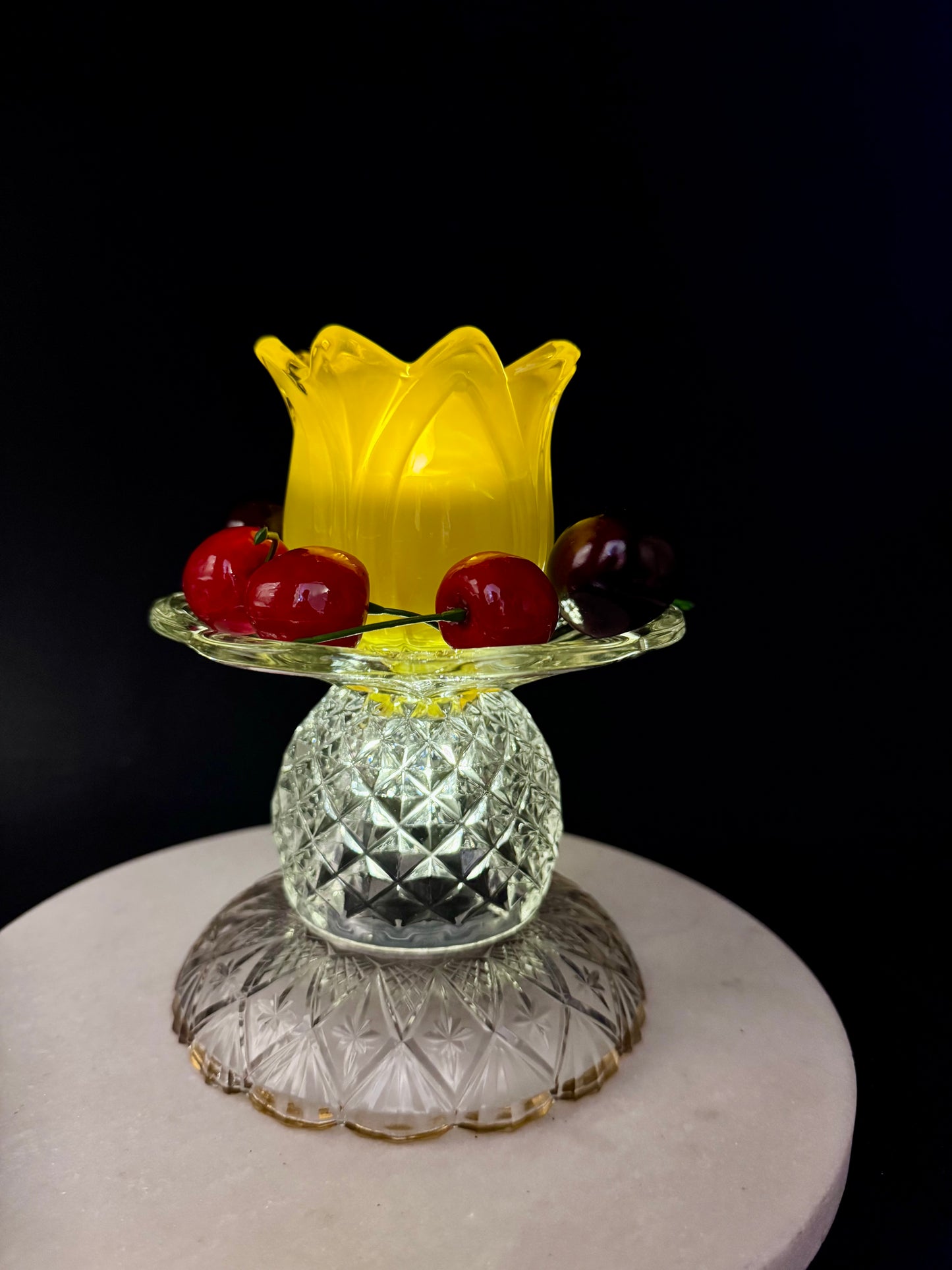 Mini Solcellelampe med gul fot og glassfat