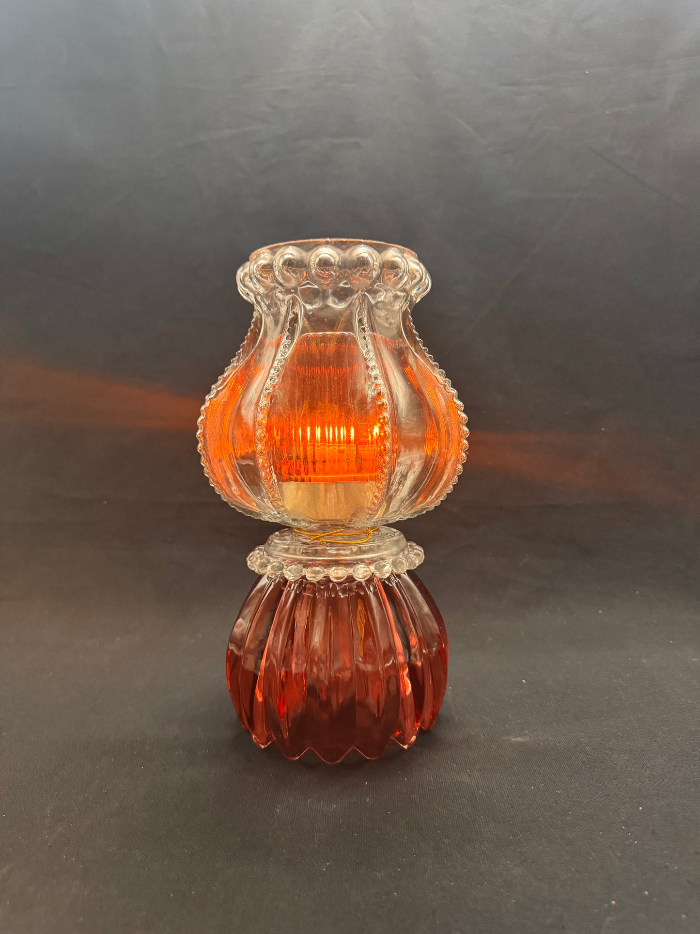 Vintage lykt i smoke og vinrød skål