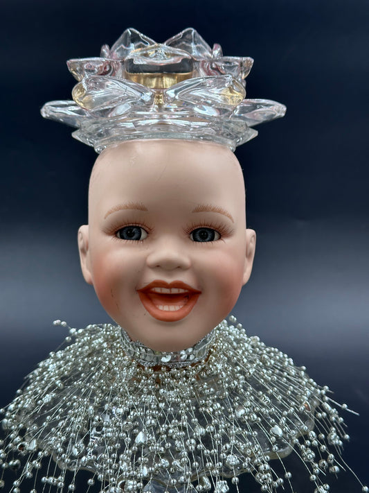 Dukke glassklar prinsesse med blomsterkrone og sølvfarget smykke