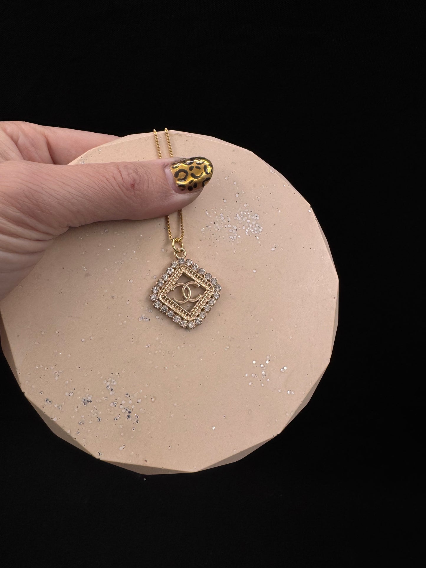 Vintage Chanel smykke gull og diamanter i firkantet form