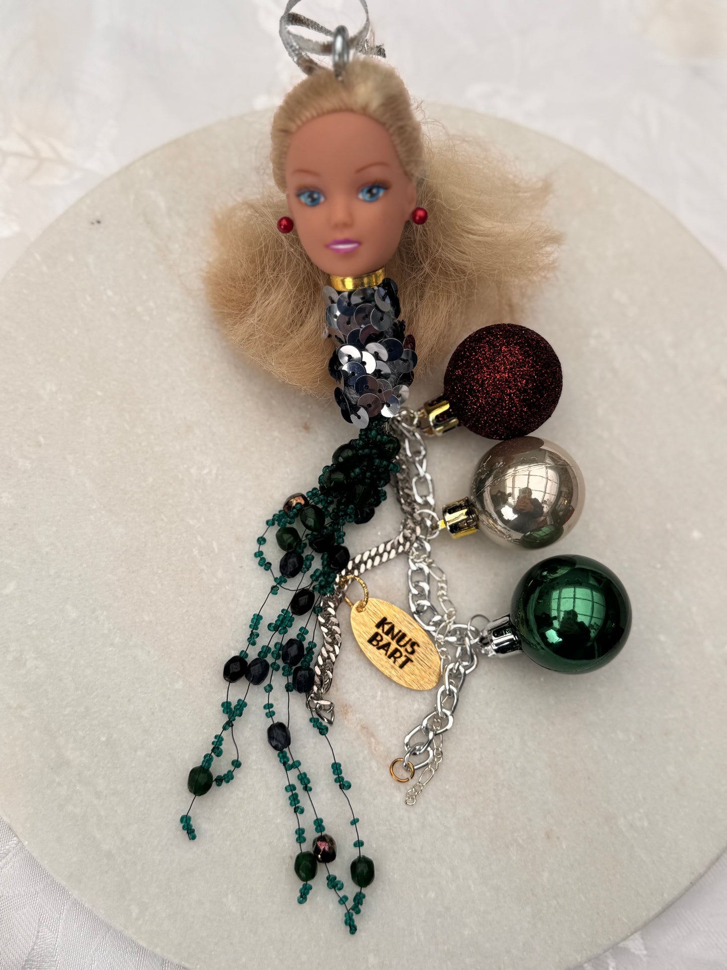 Vintage Barbie julekule «Blondine med sølvgråt paljettbånd i hår og hals med julekuler til pynt»