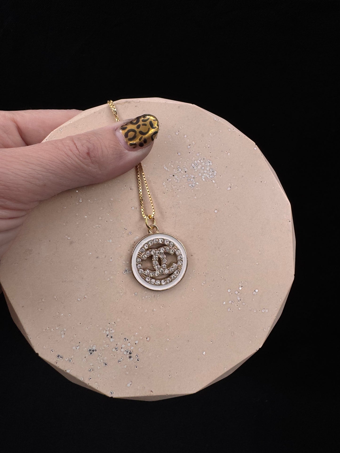 Vintage Chanel smykke gull og hvitt sirkel med stener i CC logo