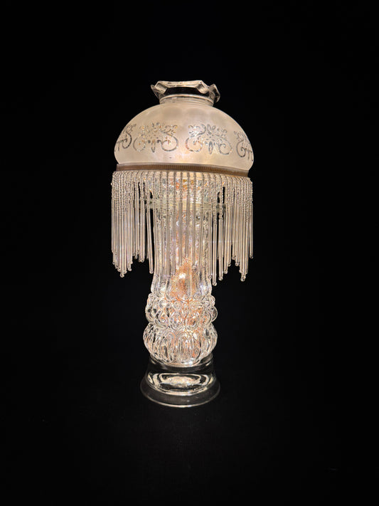 Vintage lyslenkelampe hvit fot og kuppel glassfrynser