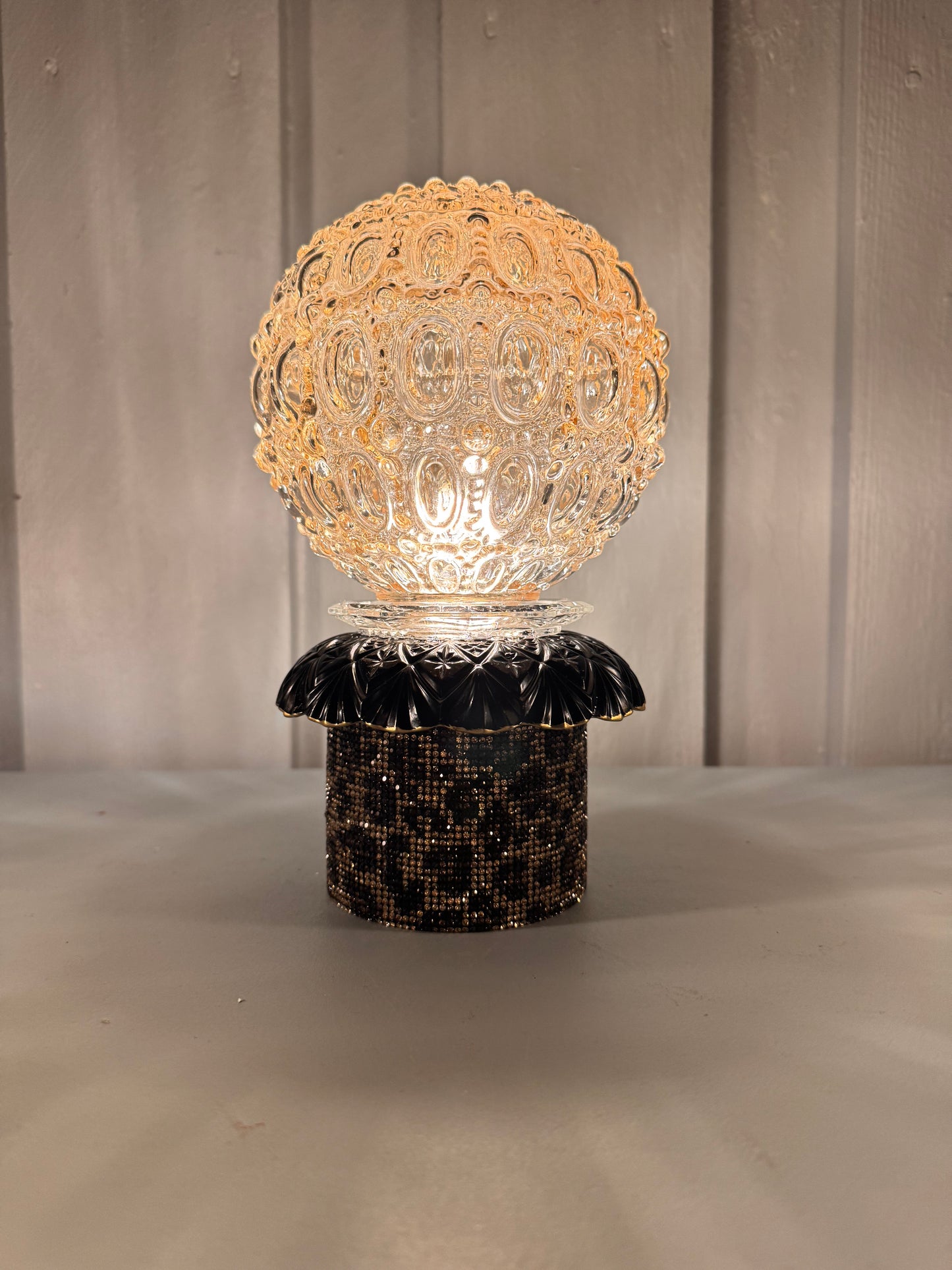 Batterilampe med leomønster og rund kuppel