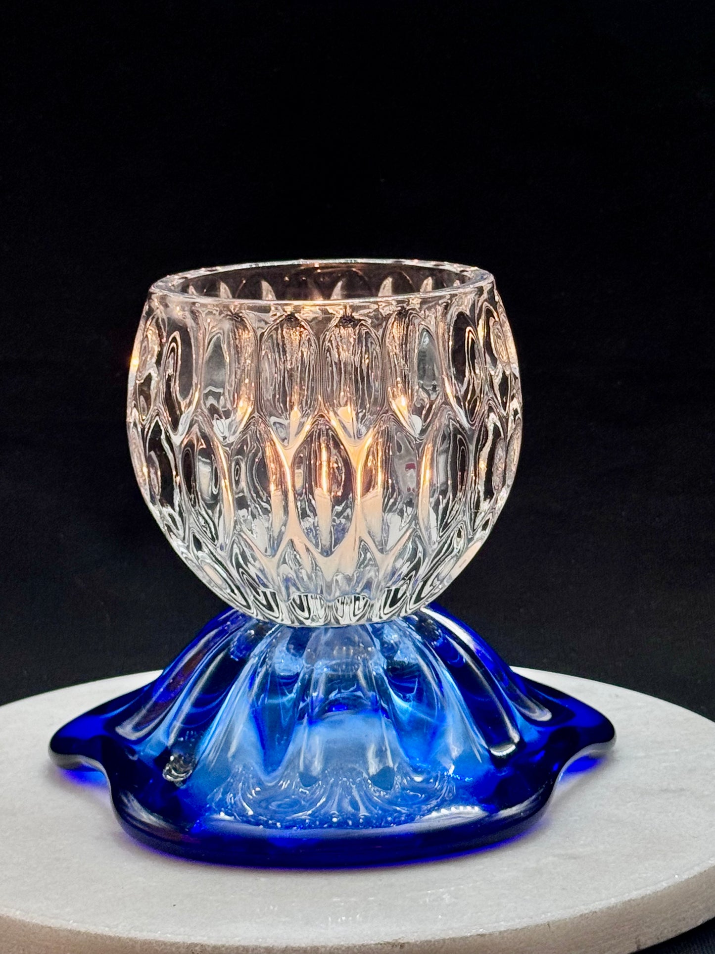 Stor solcellelampe koboltblå krystallfot, glassklar kule og krystallskål