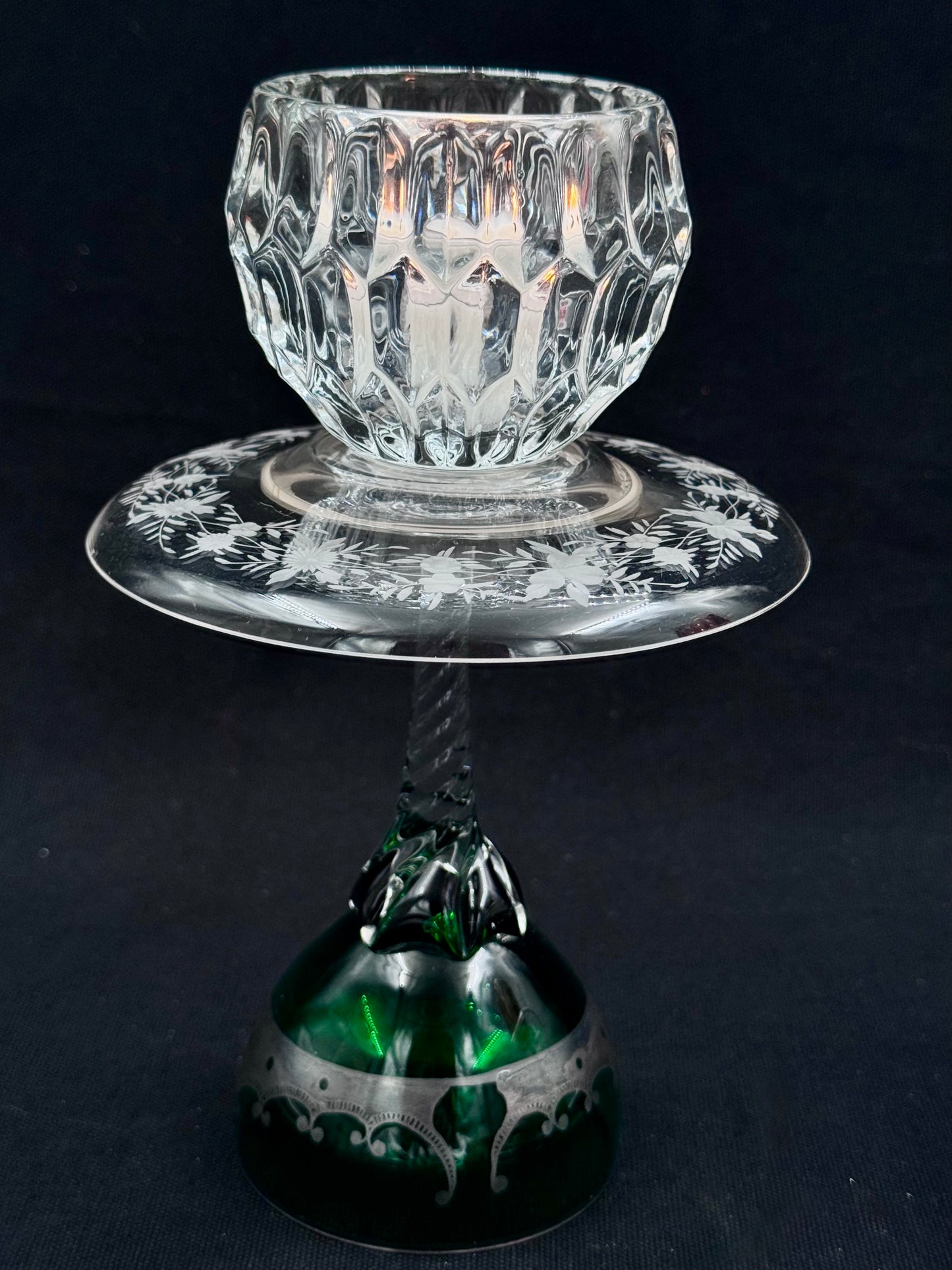 Vintage lysestake med flaskegrønn fot og mønstret telysholder