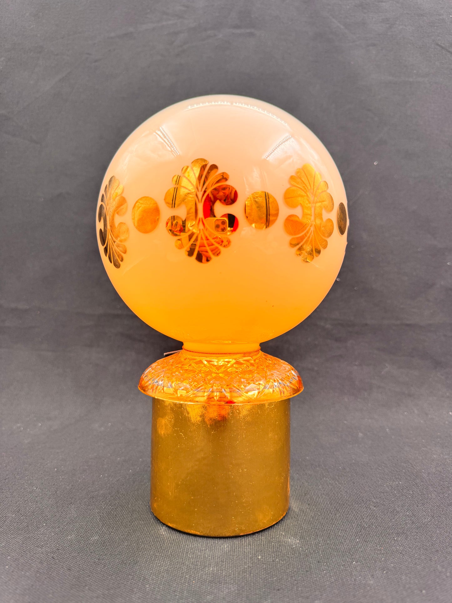 Vintage Batterilampe med gull fot og hvit kuppel med gullmønster