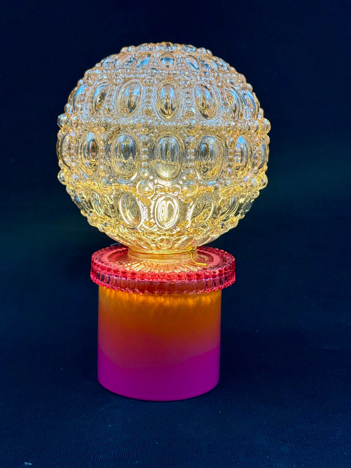 Batterilampe med knall gul og rosa med vintage champagnekuppel