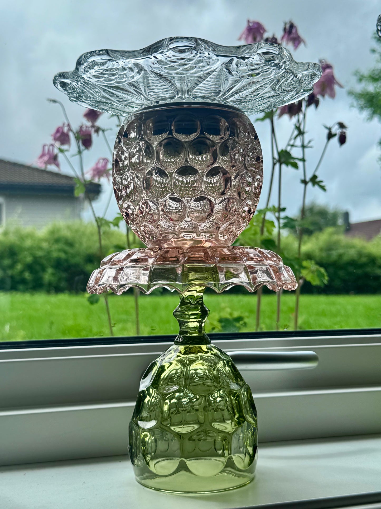 Stor vintage solcellelampe grønn fot med rosa krave og rosa kule.