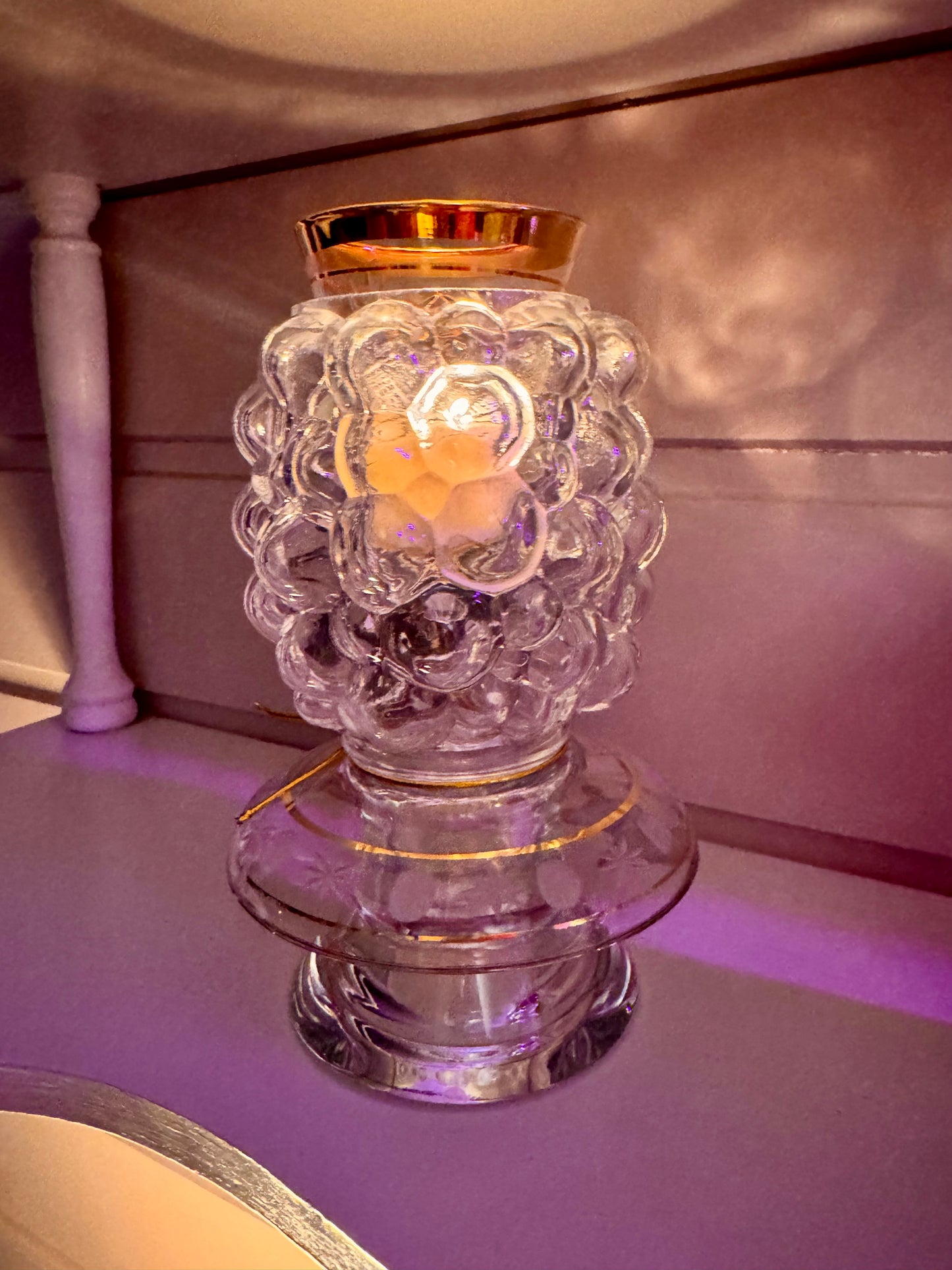 Vintage lyslykt med bobleglass og gulldetaljer