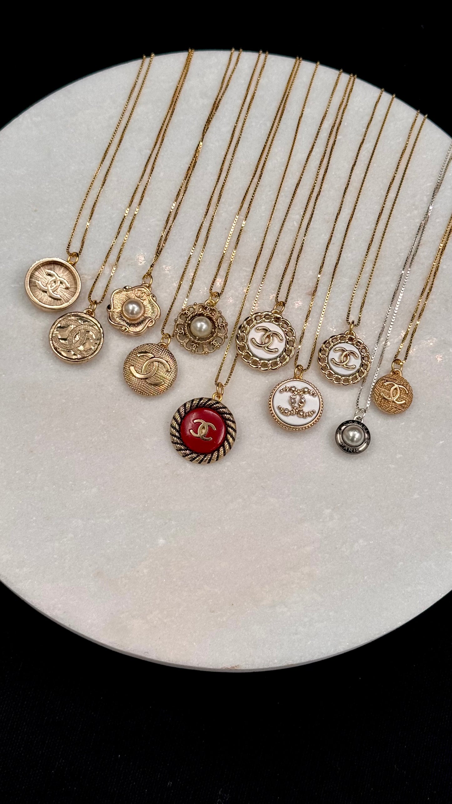 Vintage Chanel smykke i julerød og gull logo