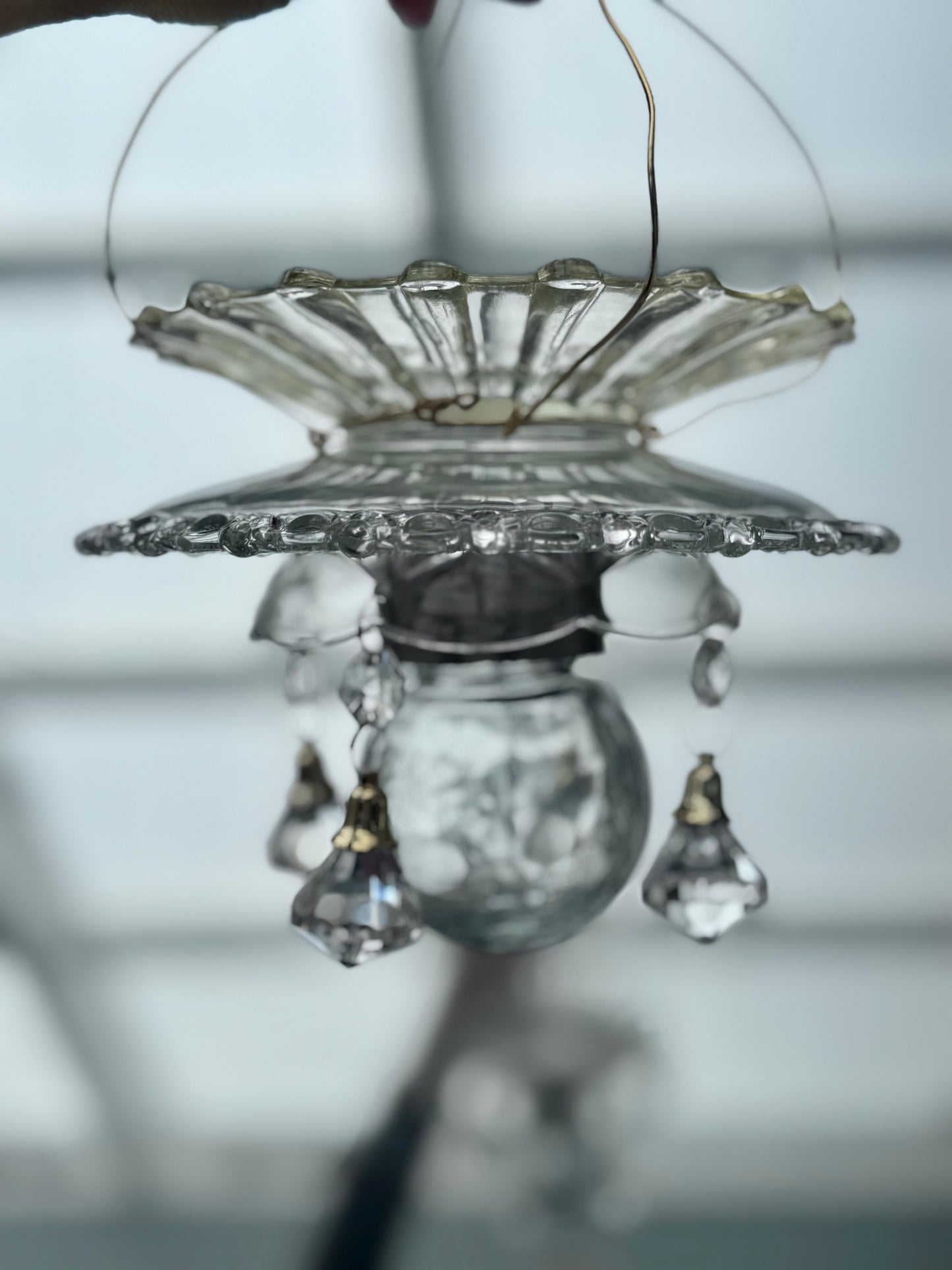 Vintage Solcellelampe hengelykt - klart glass og prismer med gulldetaljer