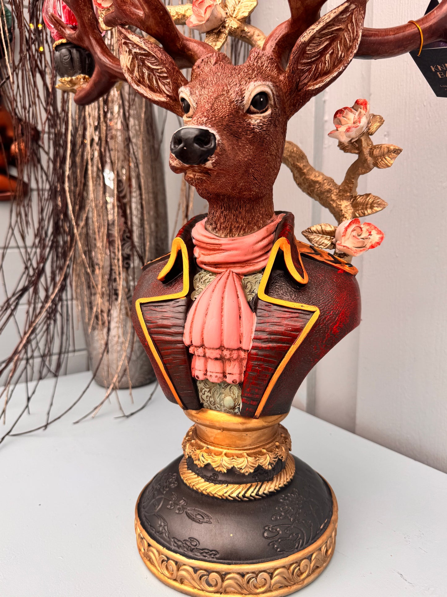 Redesignet hjorten Alexander i grønt og rosa