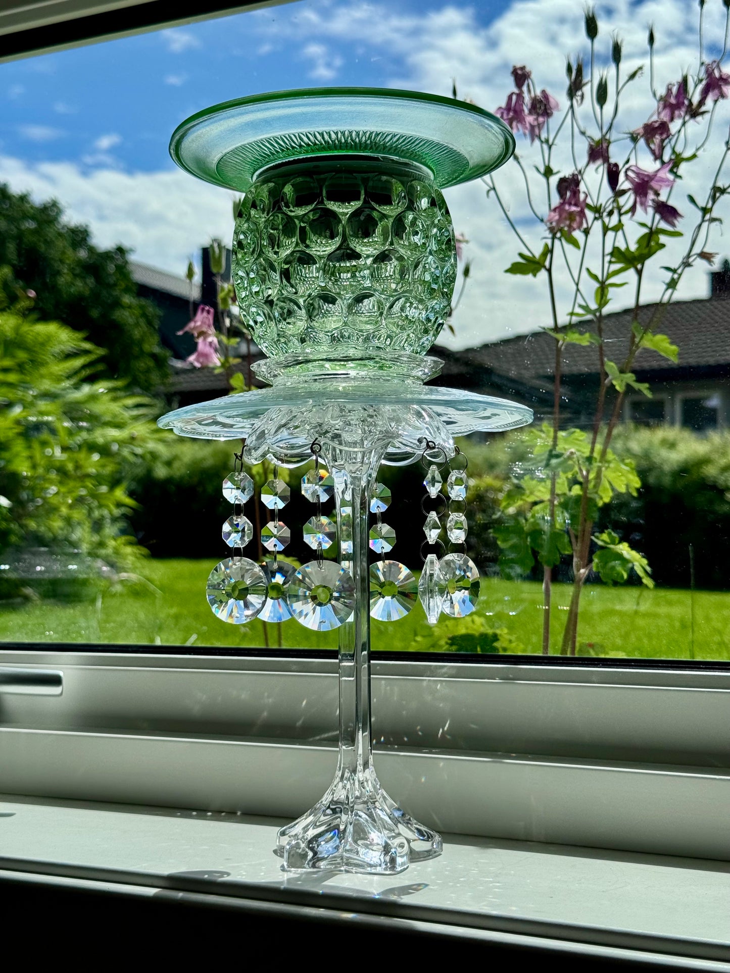 Vintage solcellelampe grønn fot og grønt glassfat med krystallprismer