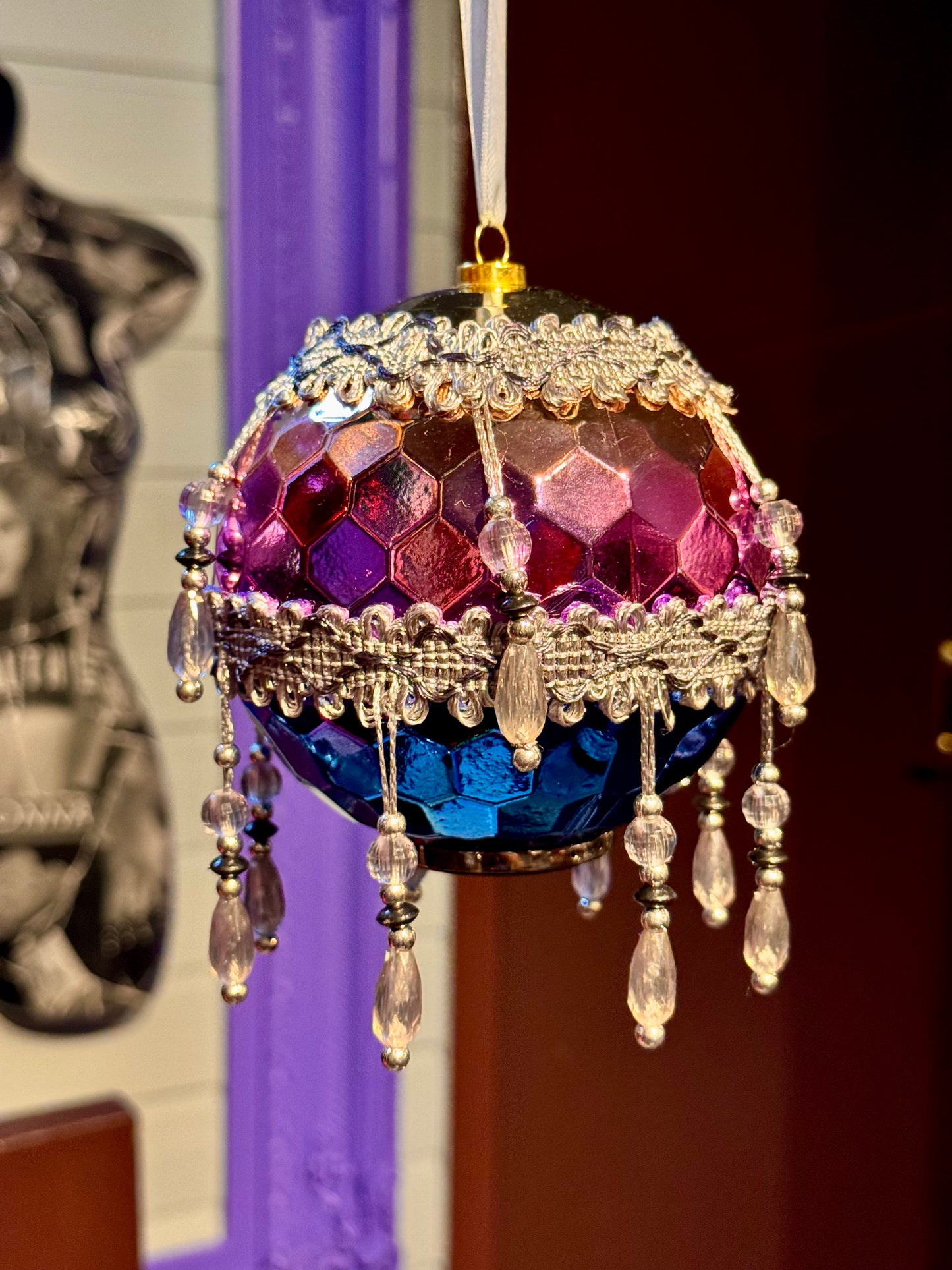 Disco julekule med bånd og perlefrynser