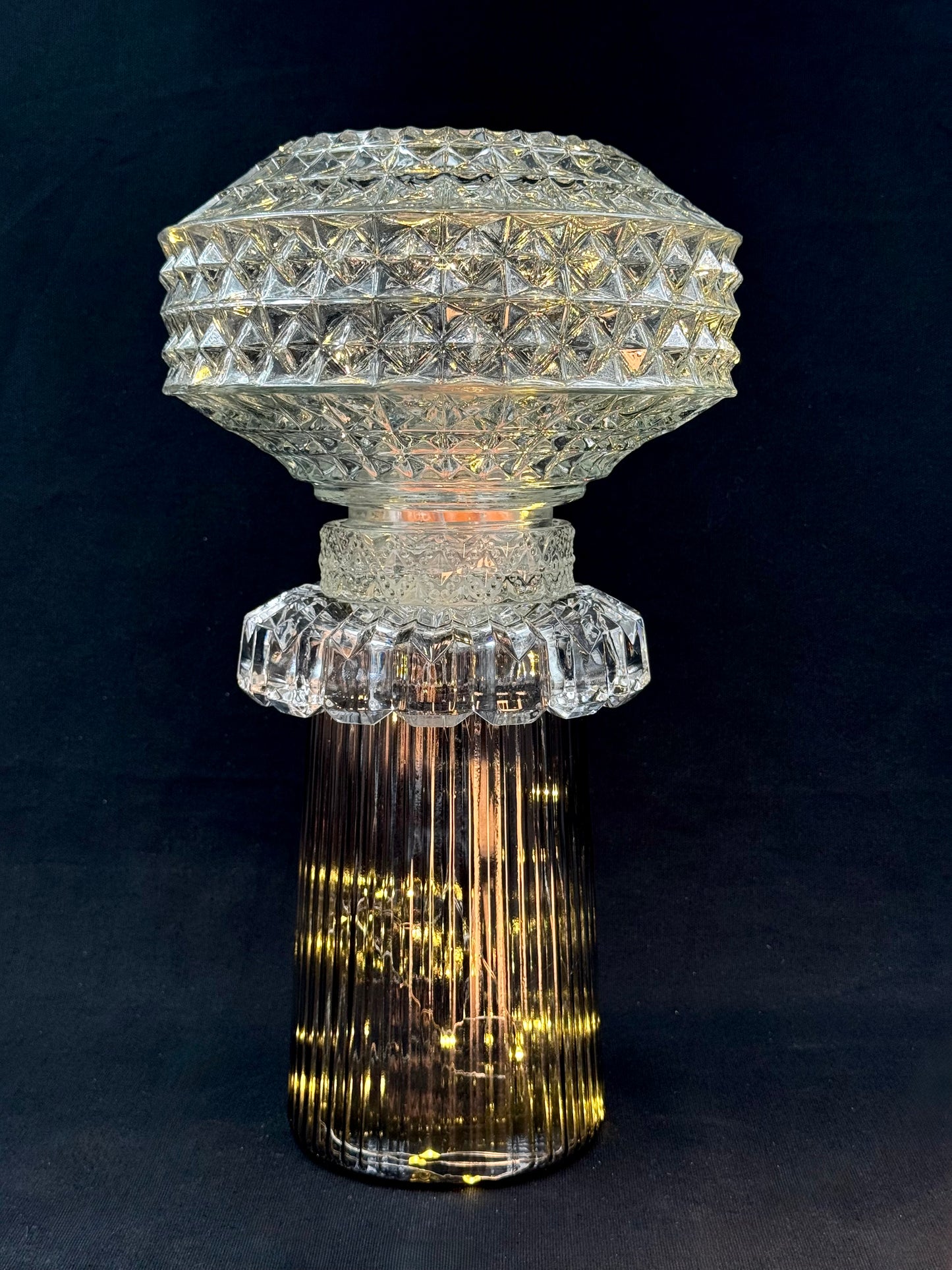 Diamantlampe med smoke grå fot og klart mønstret glass