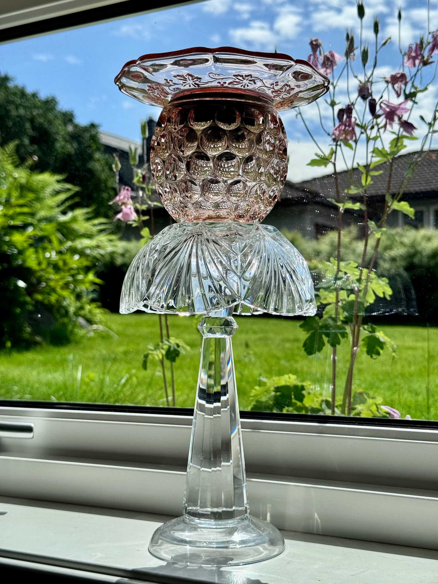 Vintage solcellelampe glassklar fot og rosa kule og glassfat