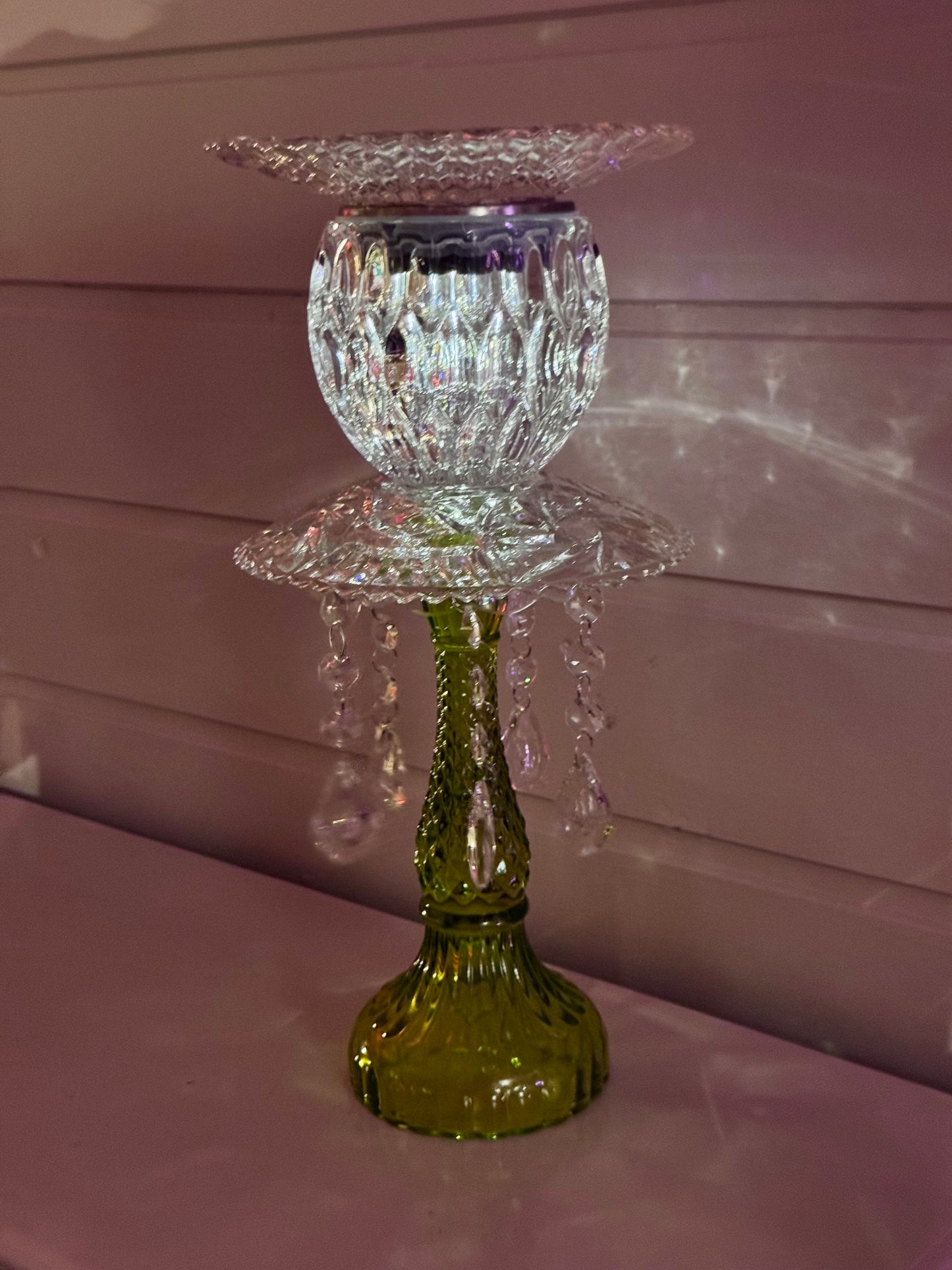 Vintage solcellelampe grønn fot og mønstret glassfat med krystallprismer