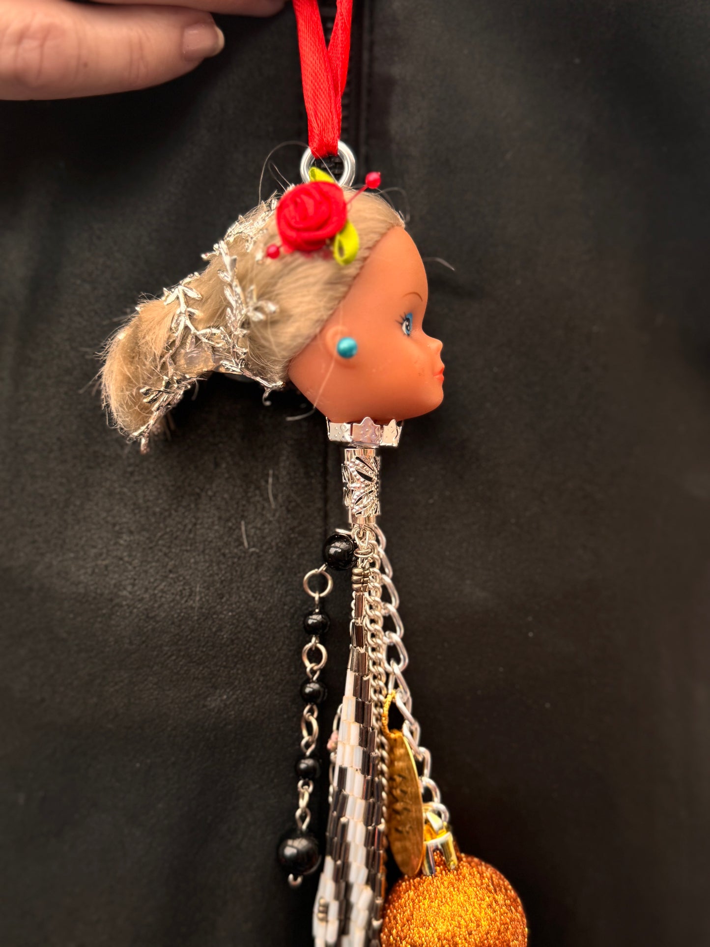 Vintage Barbie julekule «Blondine med rød  blomst i håret og turkis ørepynt»