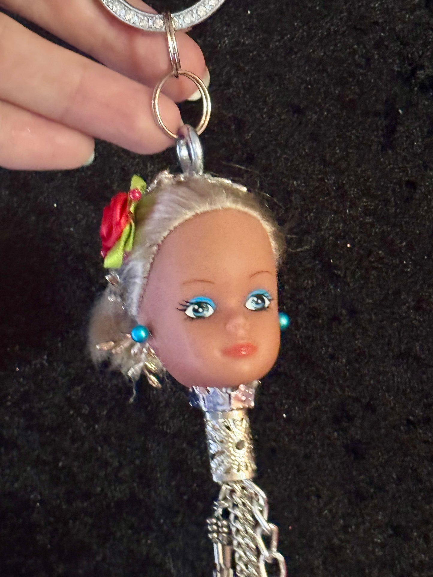 Vintage Barbie veskepynt «Blondine med rød  blomst i håret og turkis ørepynt»