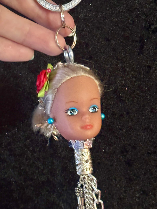 Vintage Barbie veskepynt «Blondine med rød  blomst i håret og turkis ørepynt»