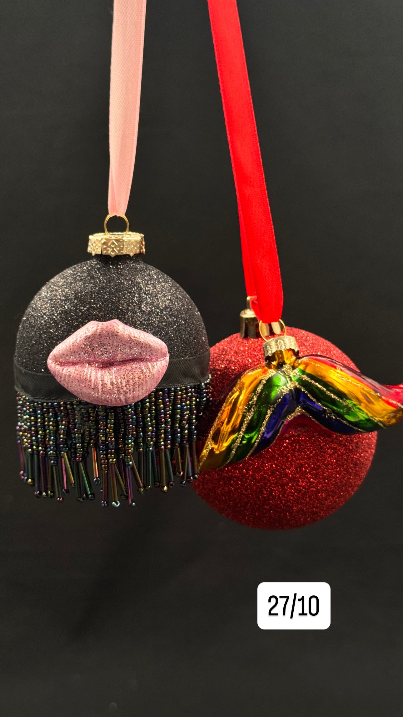 Mann & Kone julekule med fargebart og rosa kyssemunn