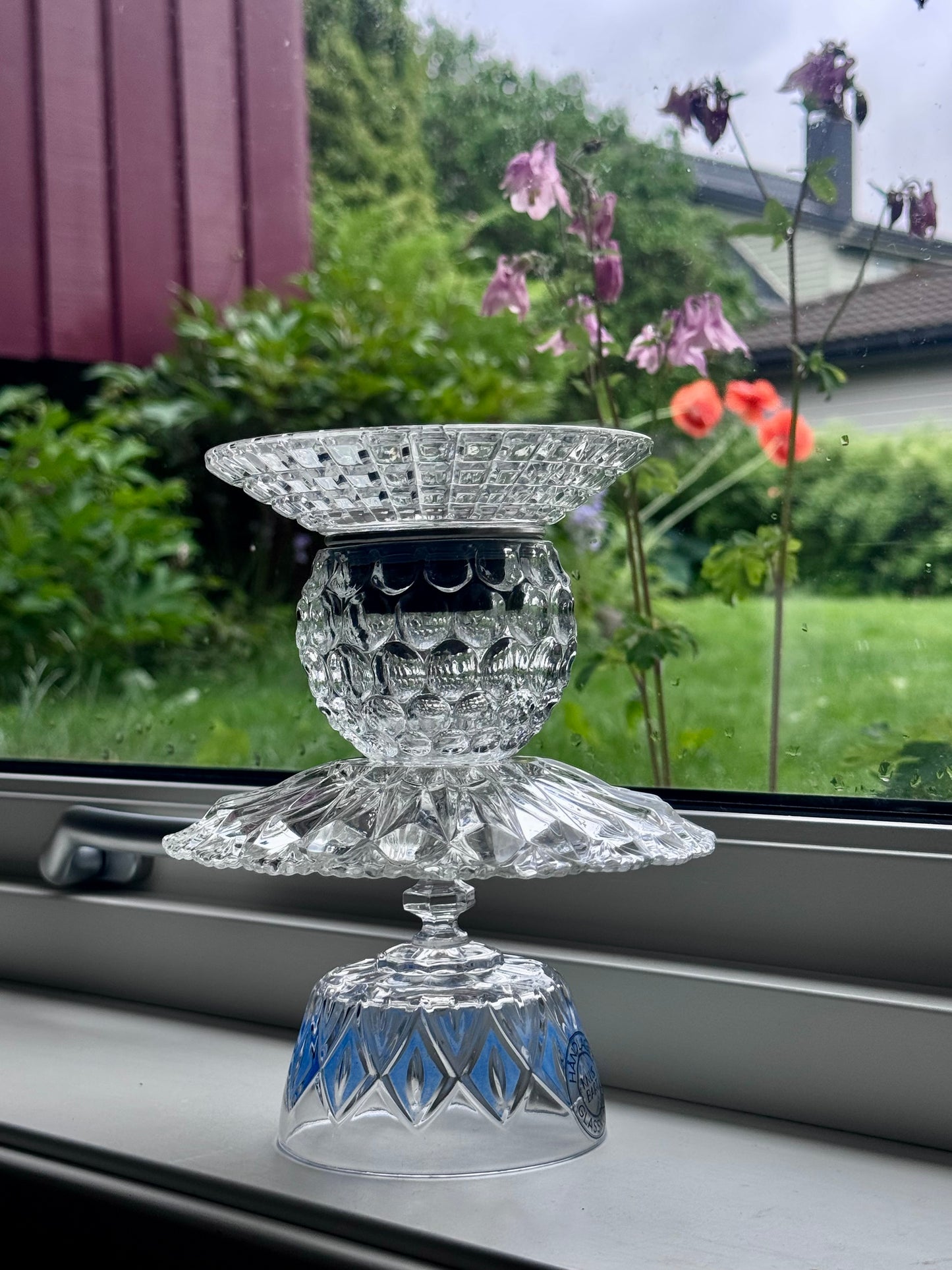 Mini Solcellelampe blå detaljer på fot og glassfat