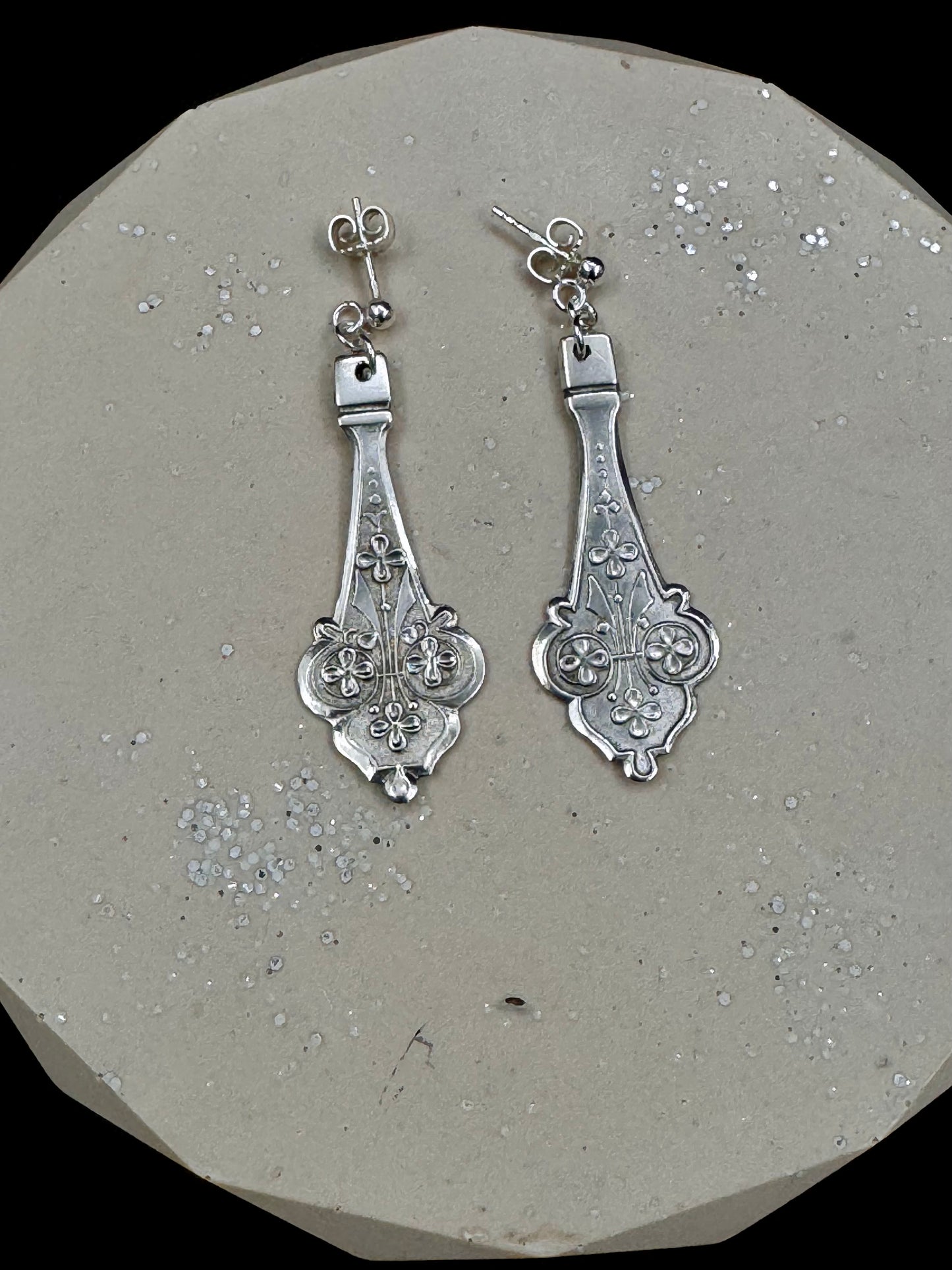 Vintage øredobb i sølvmønster «antikk» med blomster