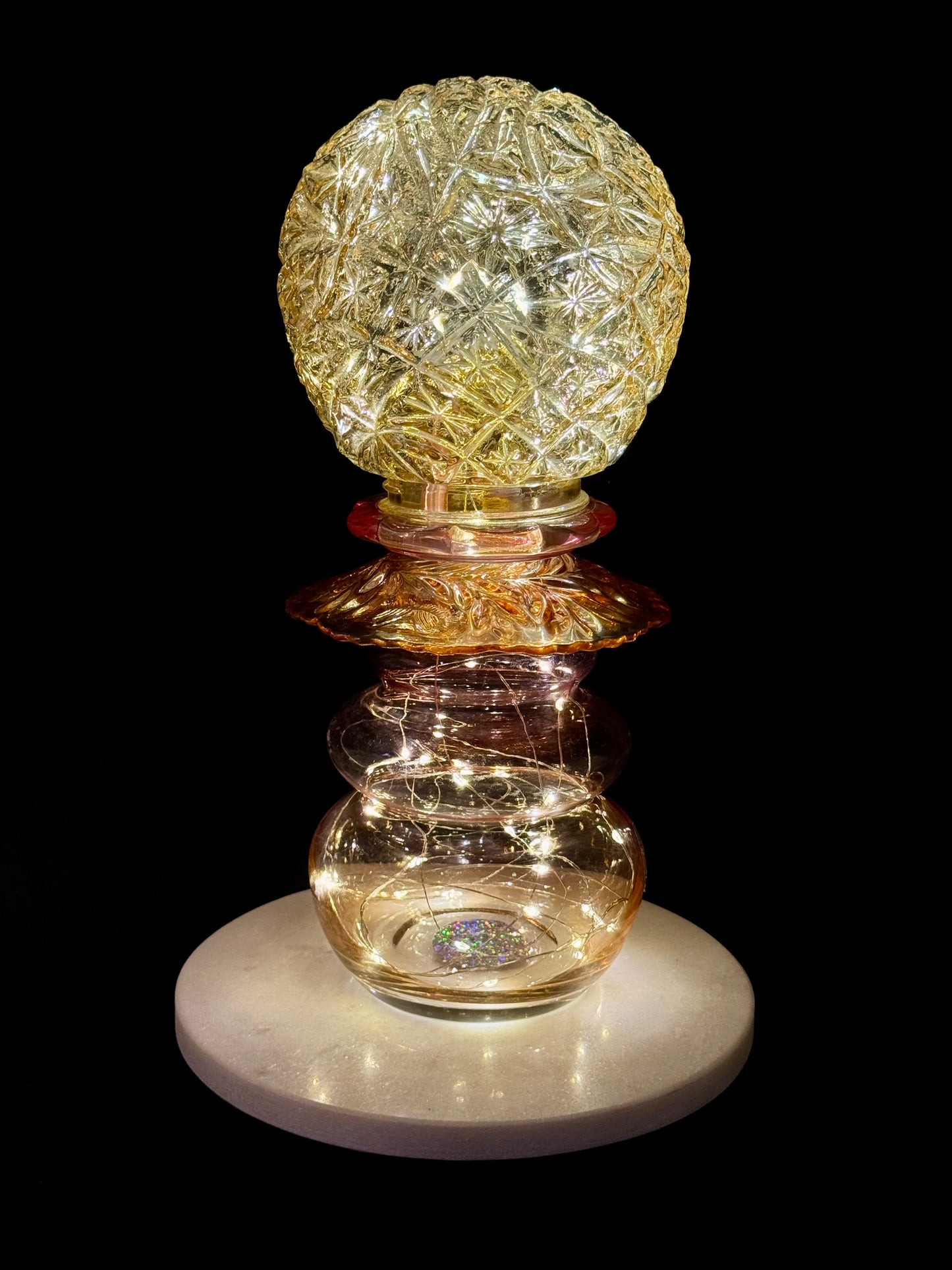 Vintage Diamantlampe med rosa og hint av oransje fot og amber kuppel