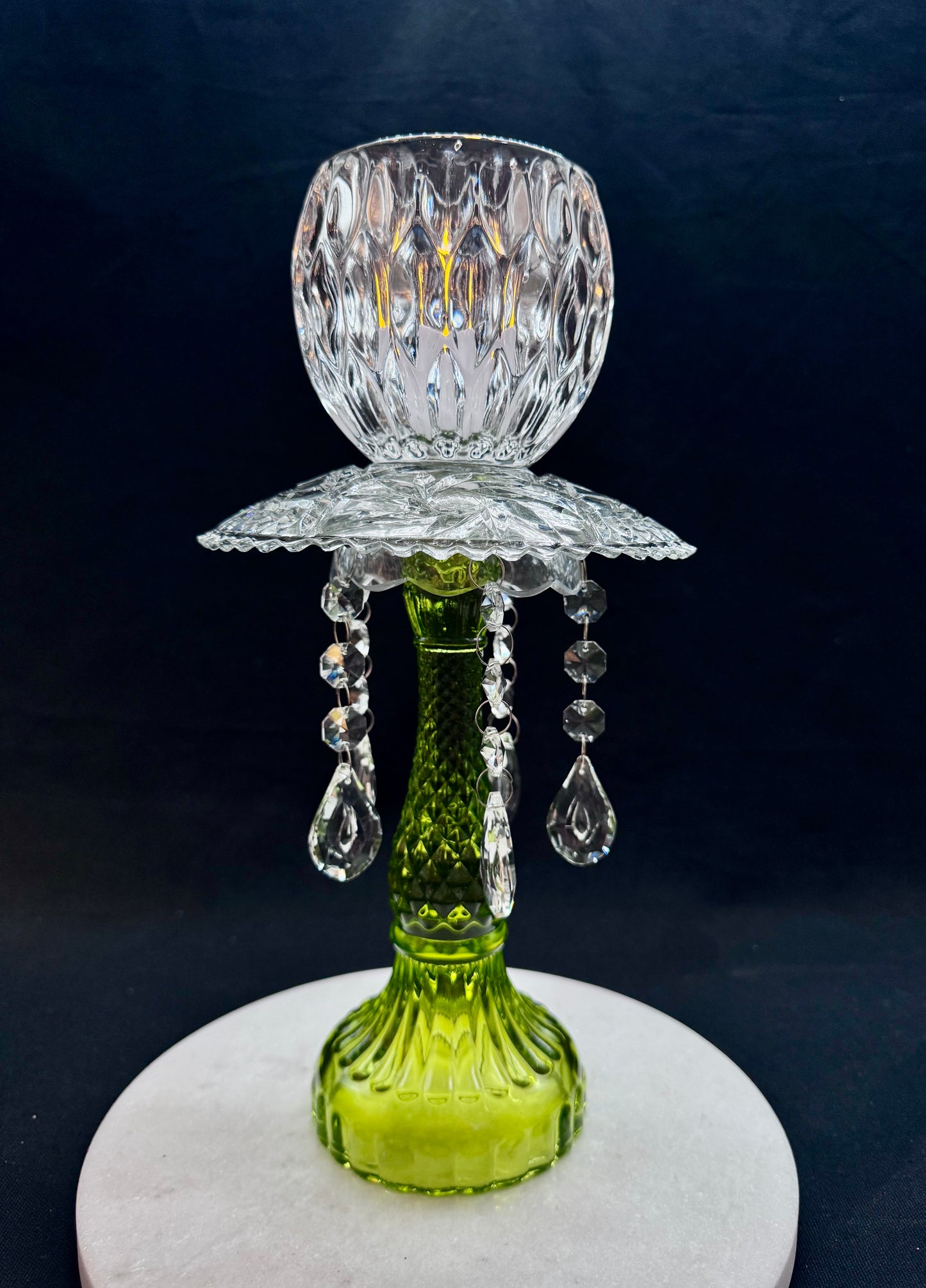Vintage solcellelampe grønn fot og mønstret glassfat med krystallprismer