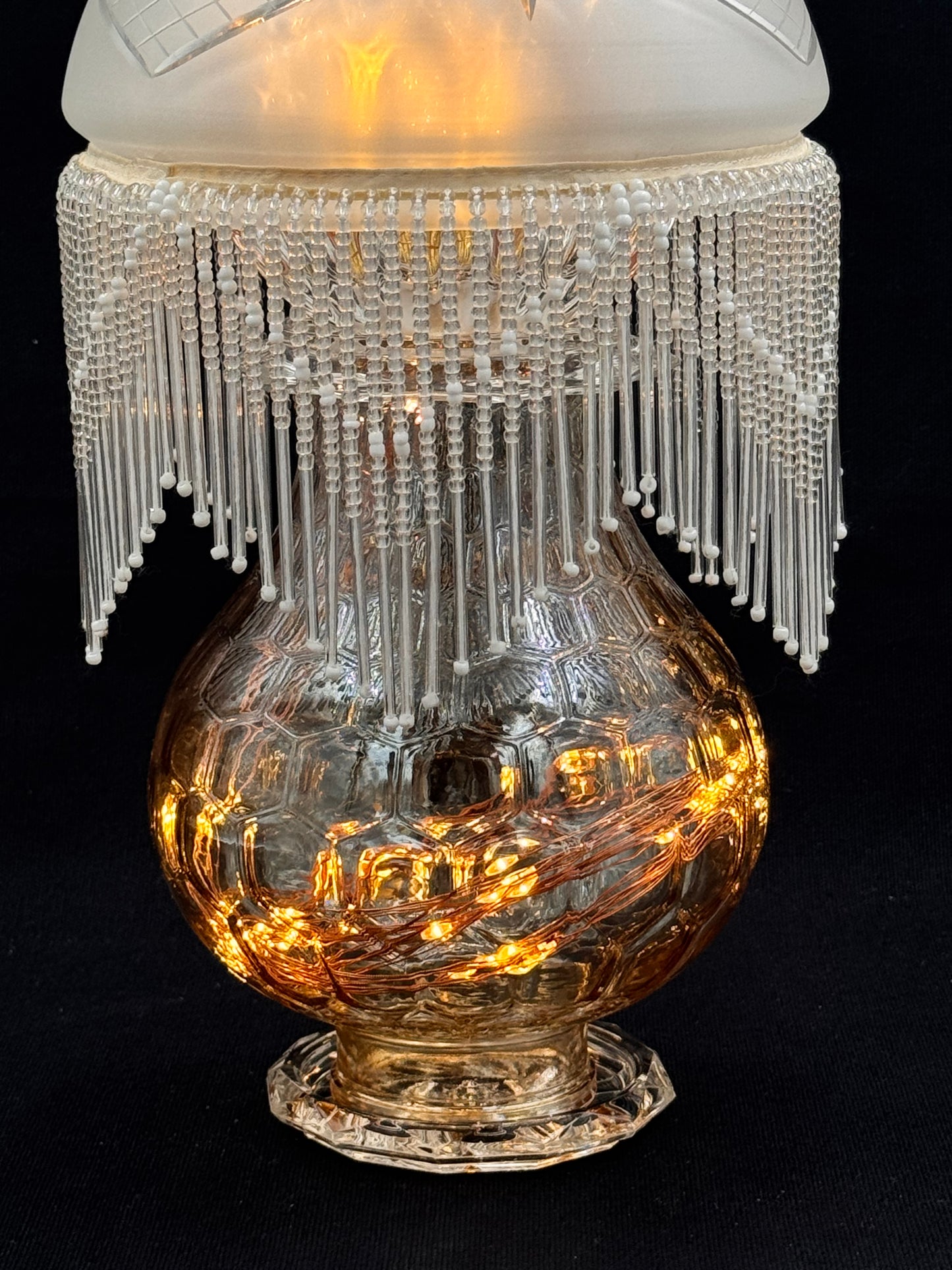 Vintage lyslenkelampe champagnefarget fot og hvit kuppel glassfrynser