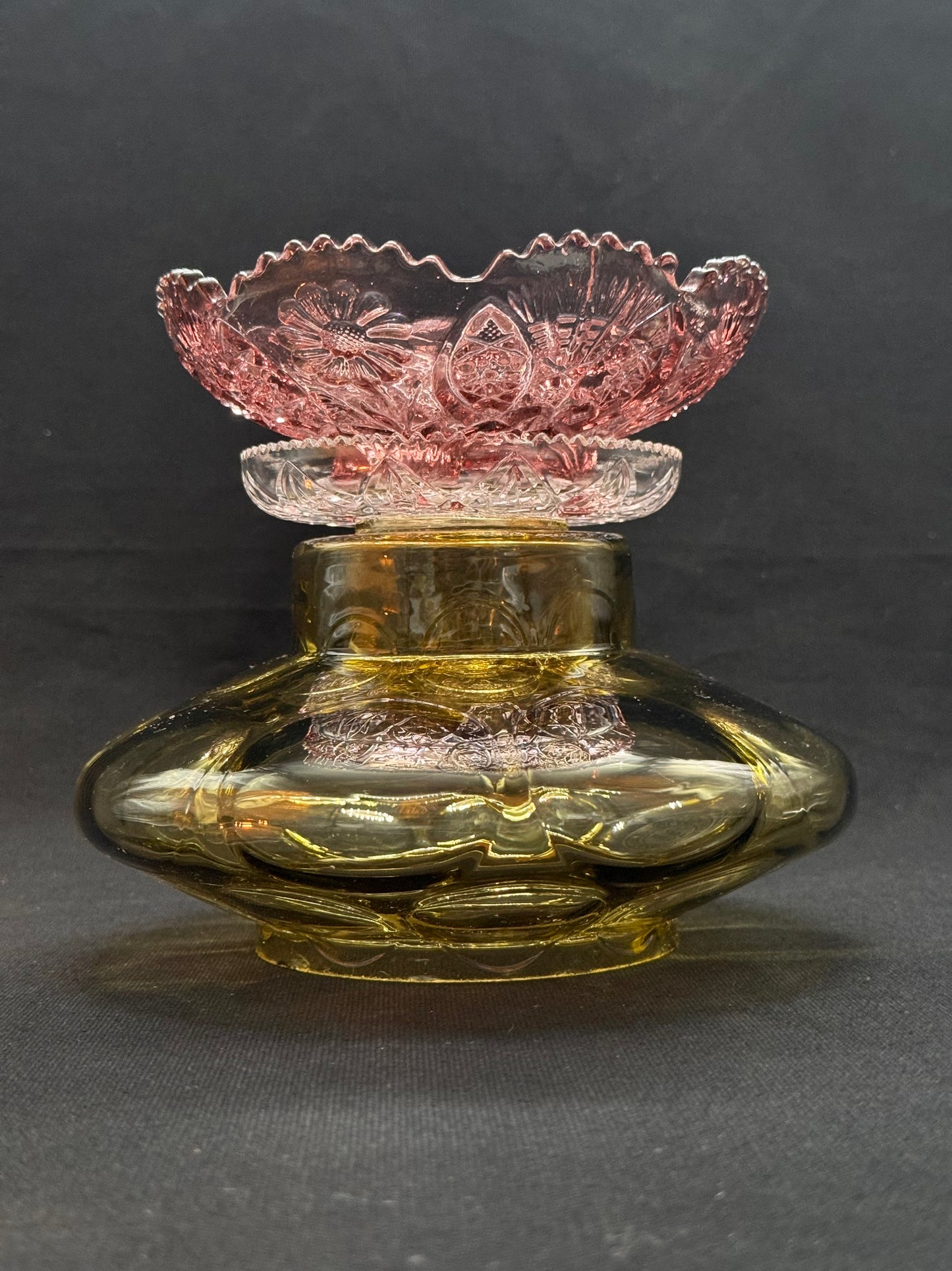 Vintage lyslykt med grønn kuppel og lilla fot