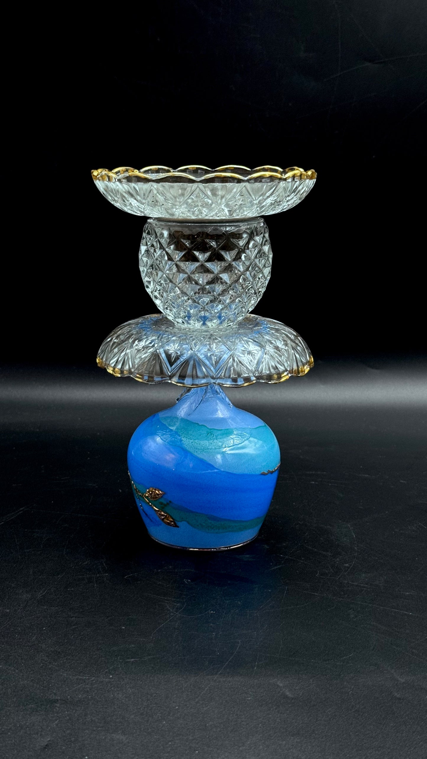 Mini Solcellelampe håndmalt havblå fot, mønstret krave og glassfat med gullkant