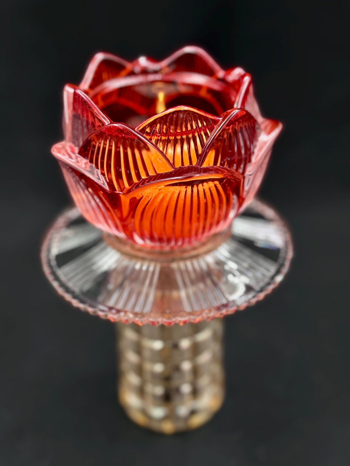 Vintage lysestake i champagne og tulipan i knall oransje