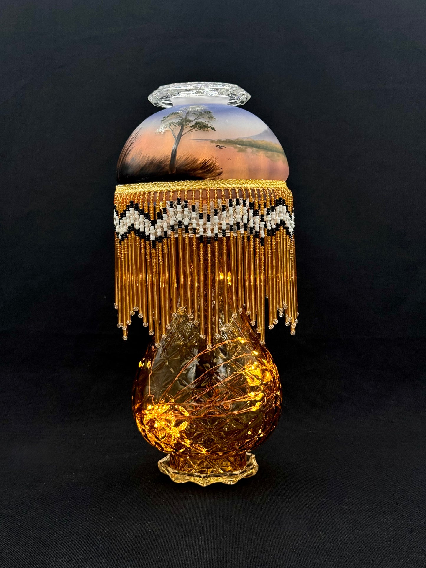 Vintage lyslenkelampe ambergul fot og kuppel glassfrynser