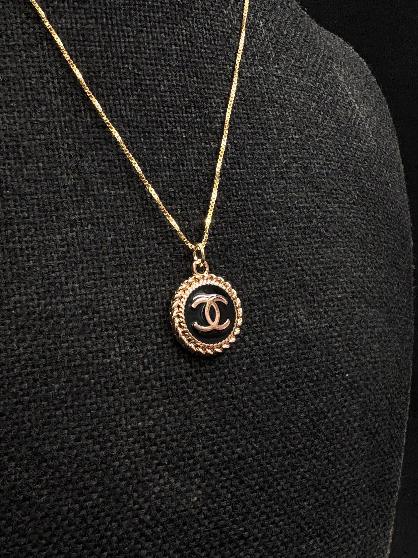 Vintage Chanel smykke gull og svart