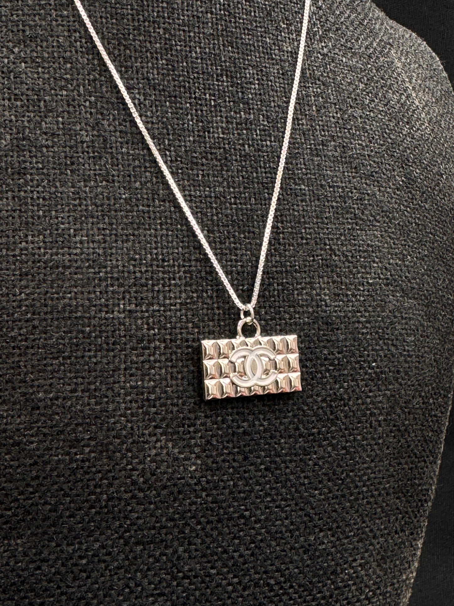 Vintage Chanel smykke i sølv formet som en veske